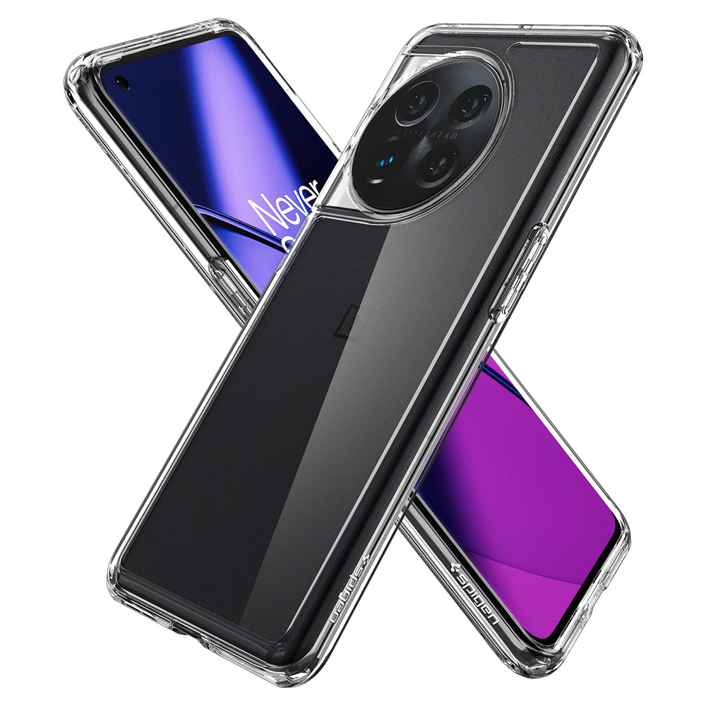 Due smartphone in custodie trasparenti sono incrociati. Uno ha uno schermo viola, l'altro blu.