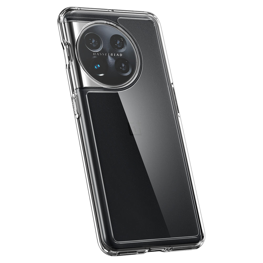 Uno smartphone nero in una custodia trasparente, che mostra il retro con tre fotocamere.
