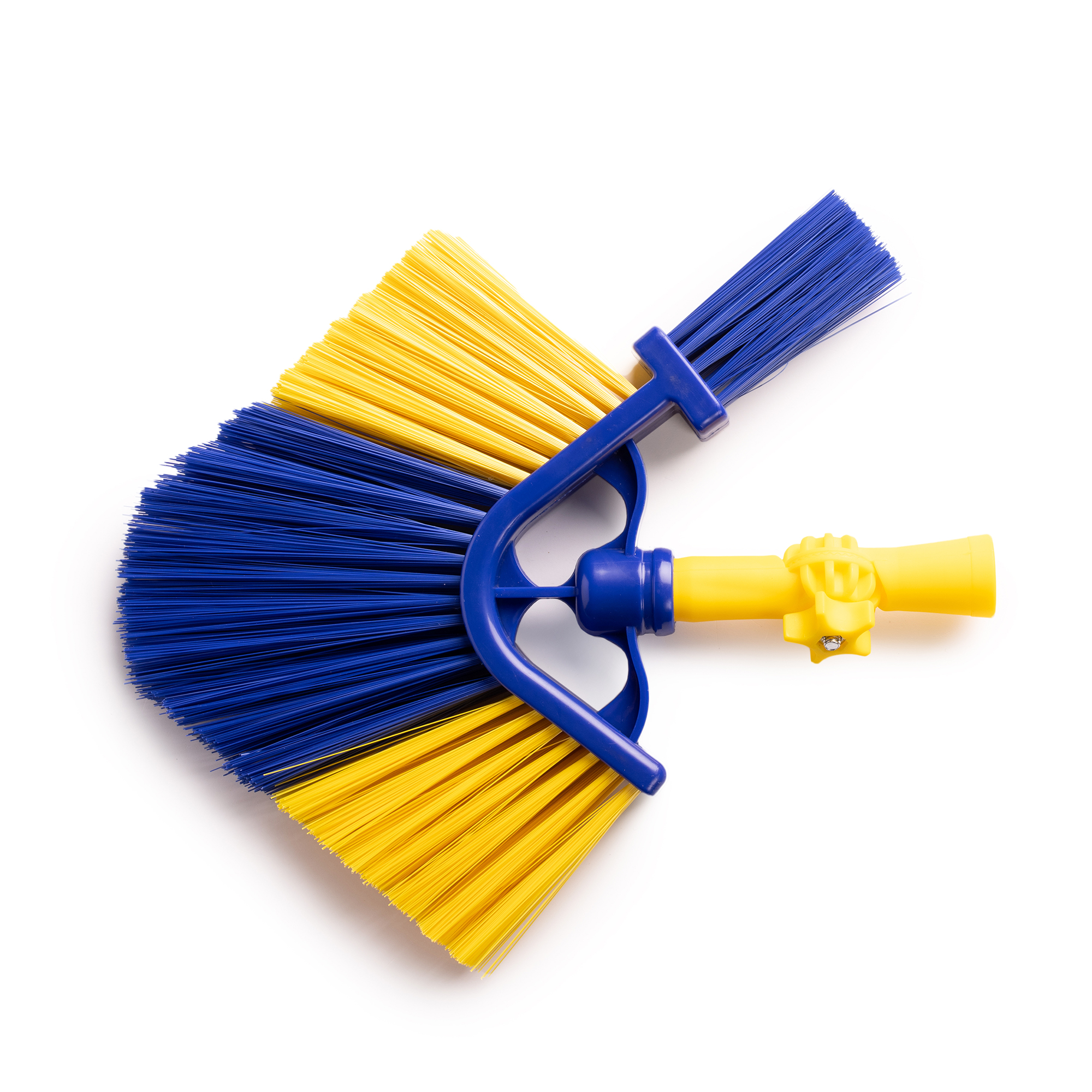 Een blauw-gele schoonmaakborstel met een gebogen ontwerp. Het is op een witte achtergrond.