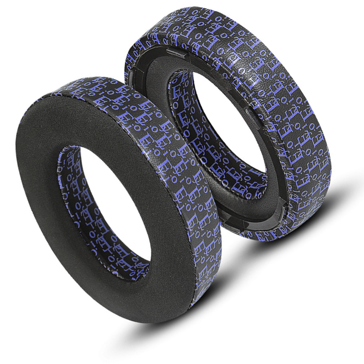 Due cuscinetti auricolari neri con tessuto blu fantasia, su una superficie bianca.