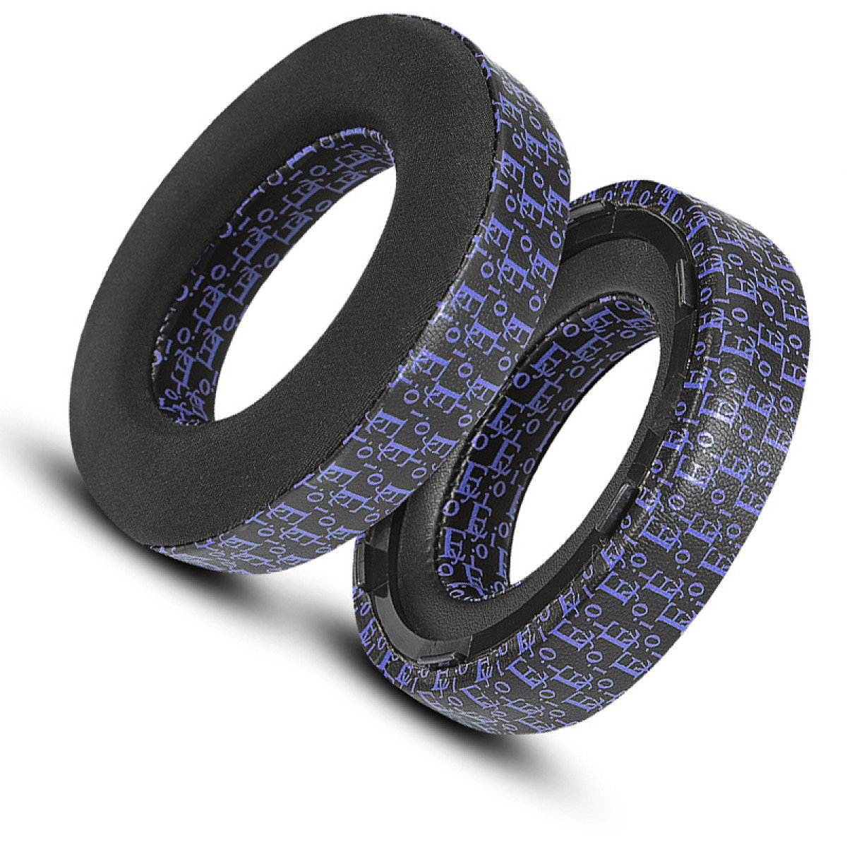 Due cuscinetti auricolari neri e blu con un motivo ripetuto di note musicali.