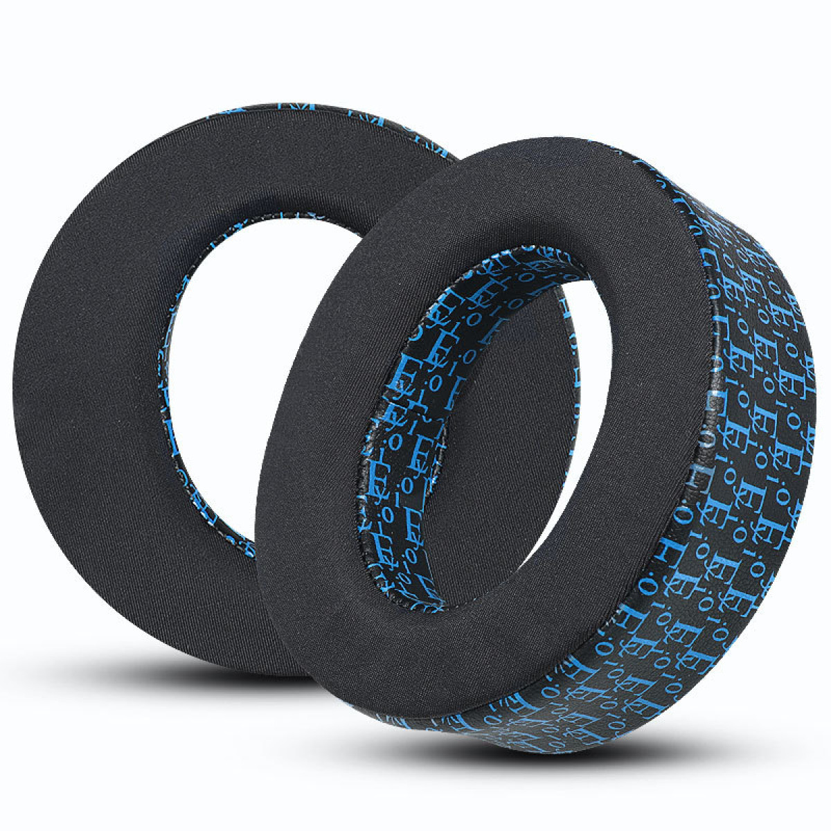 Zwei schwarze und blaue Ohrpolster, der innere Teil der Polster hat blaue Buchstaben darauf.