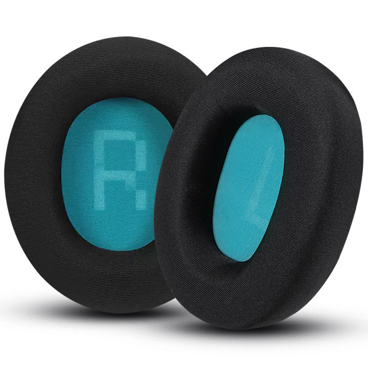 Due cuscinetti auricolari neri e blu per cuffie. La lettera 'R' è visibile su uno.