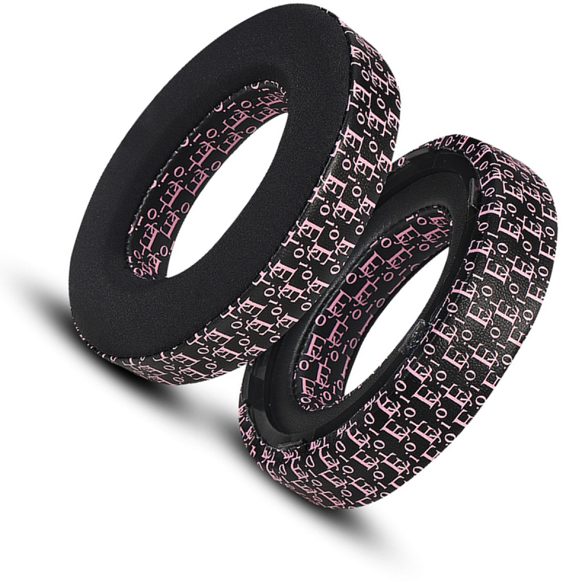 Zwei schwarze Kopfhörer-Ohrpolster mit rosa Textmuster auf weißem Hintergrund.