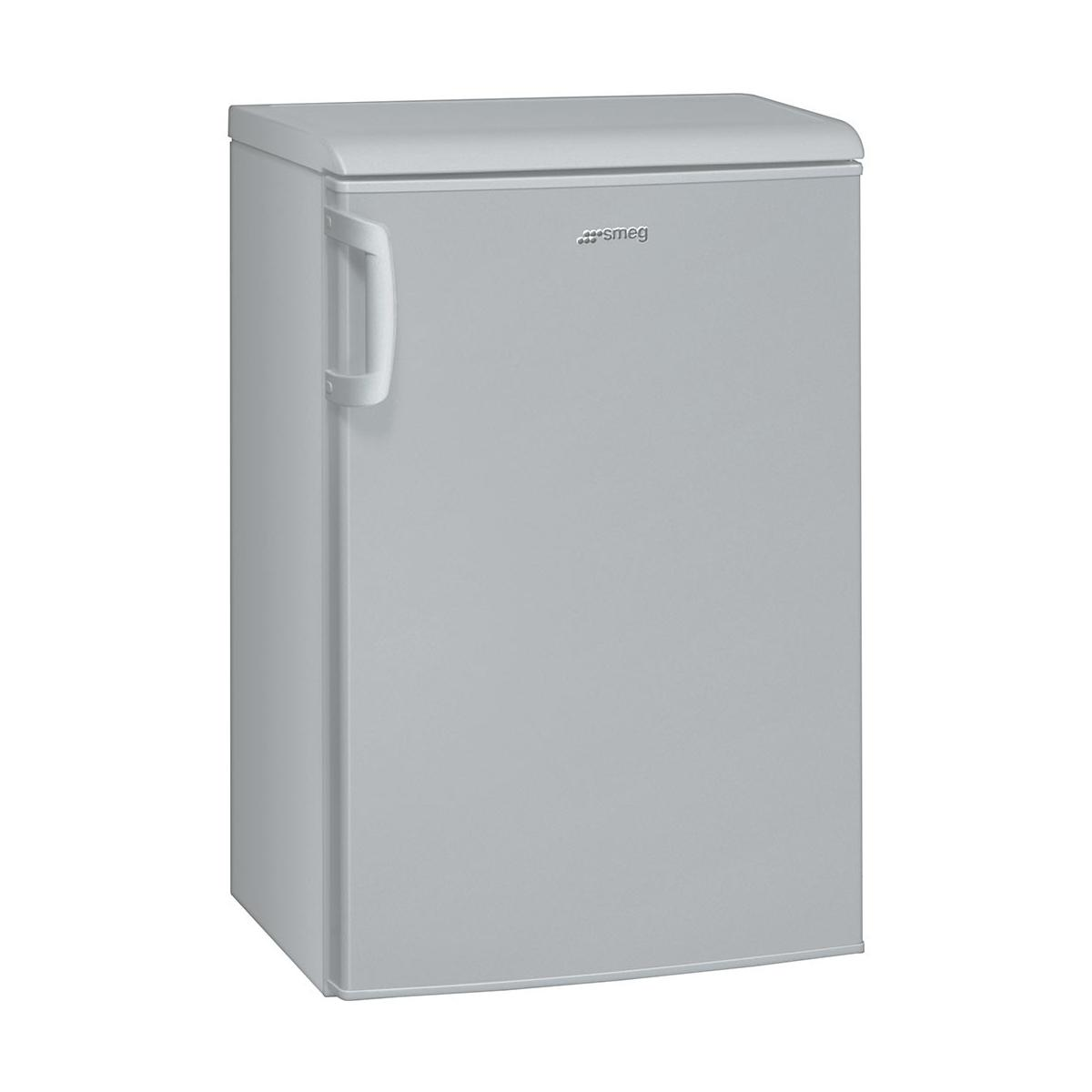 Un pequeño frigorífico SMEG gris, de pie sobre un fondo blanco, con asa y puerta.