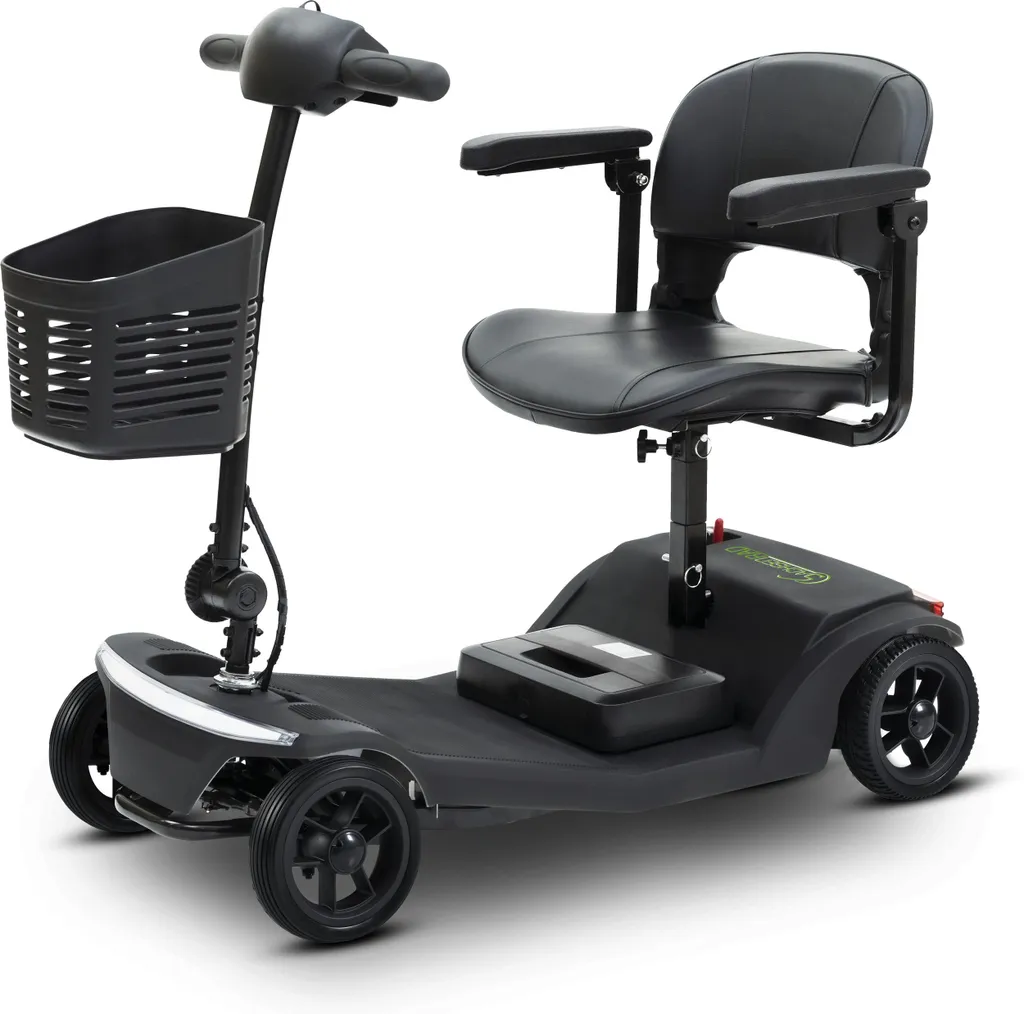 Schwarzer Mobilitätsroller mit Korb, Sitz und Armlehnen. Weißer Hintergrund.