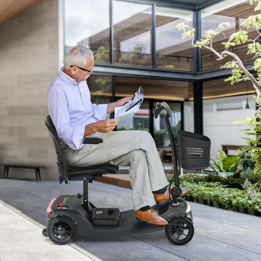 Ein älterer Mann liest auf einem Mobilitätsroller vor einem modernen Haus.