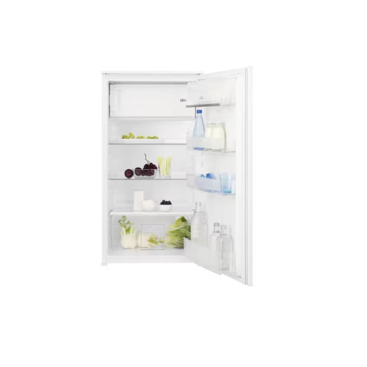 Frigorifero bianco con porta aperta, mostra ripiani con cibo, tra cui verdura, frutta e bottiglie.