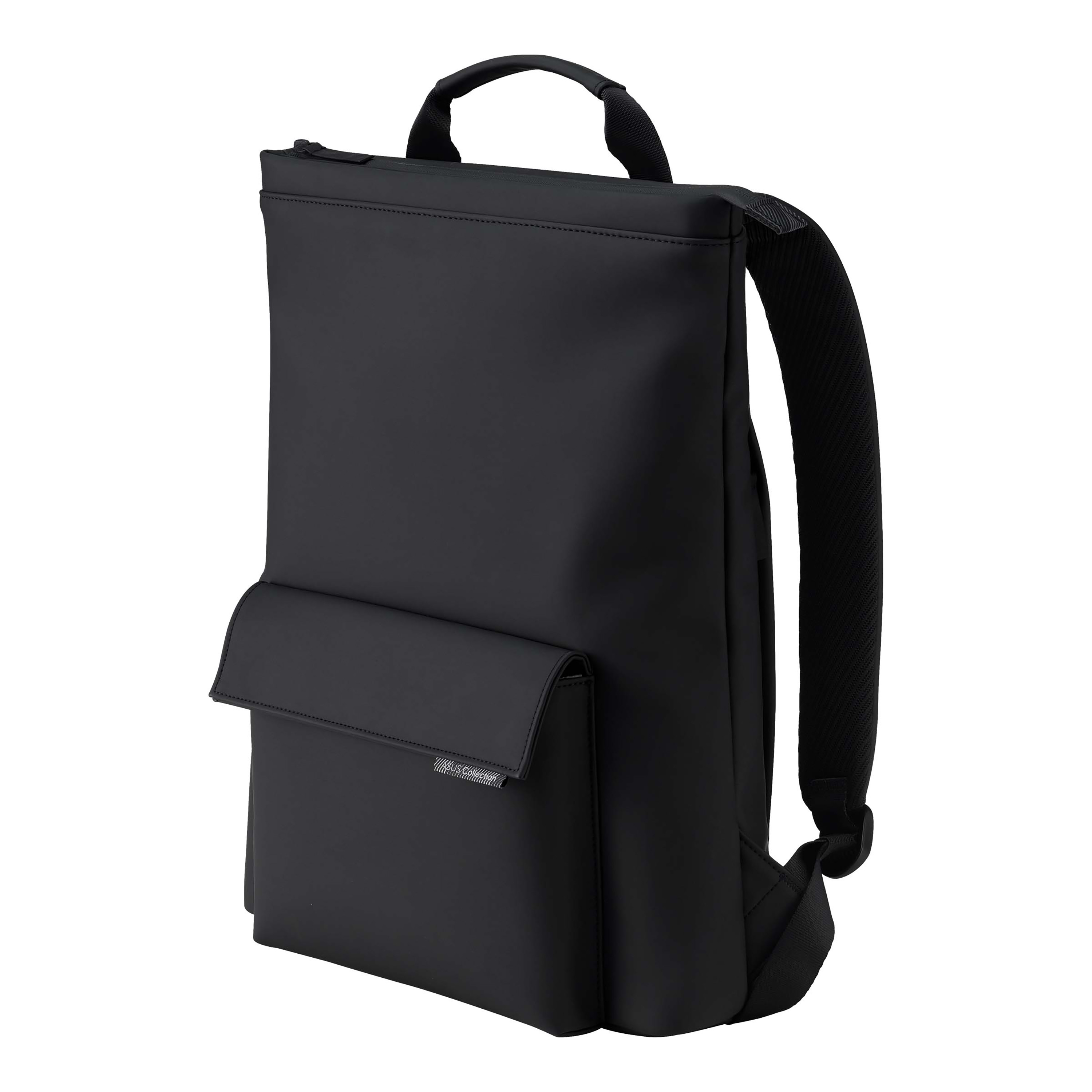 Uno zaino nero rettangolare con una tasca frontale e un manico. Ha un design minimalista e moderno.
