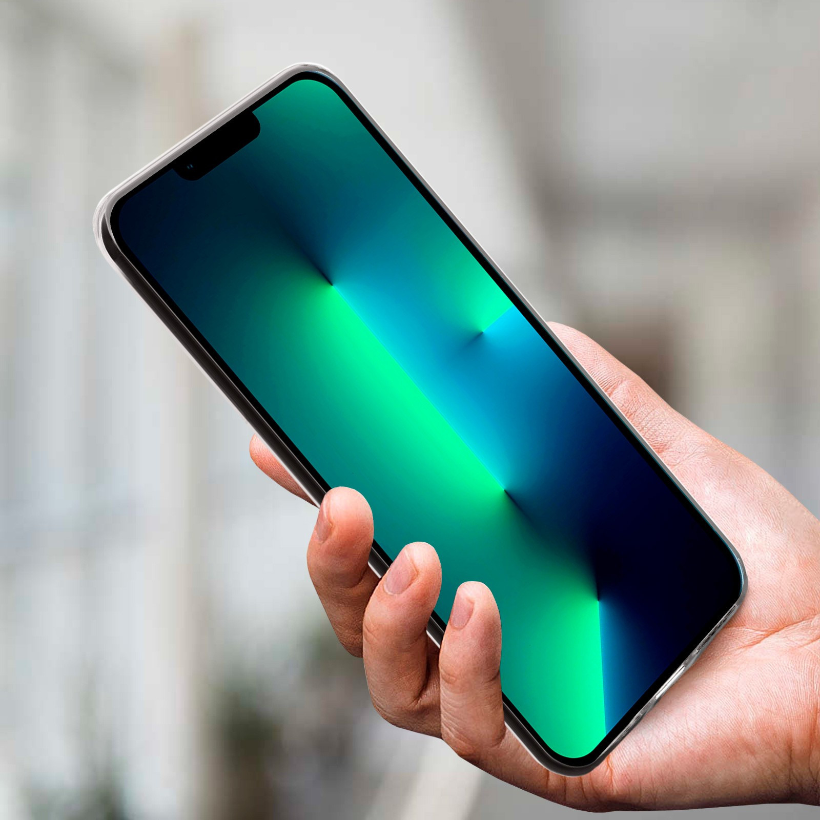 Mano che tiene un telefono con schermo verde e blu colorato.