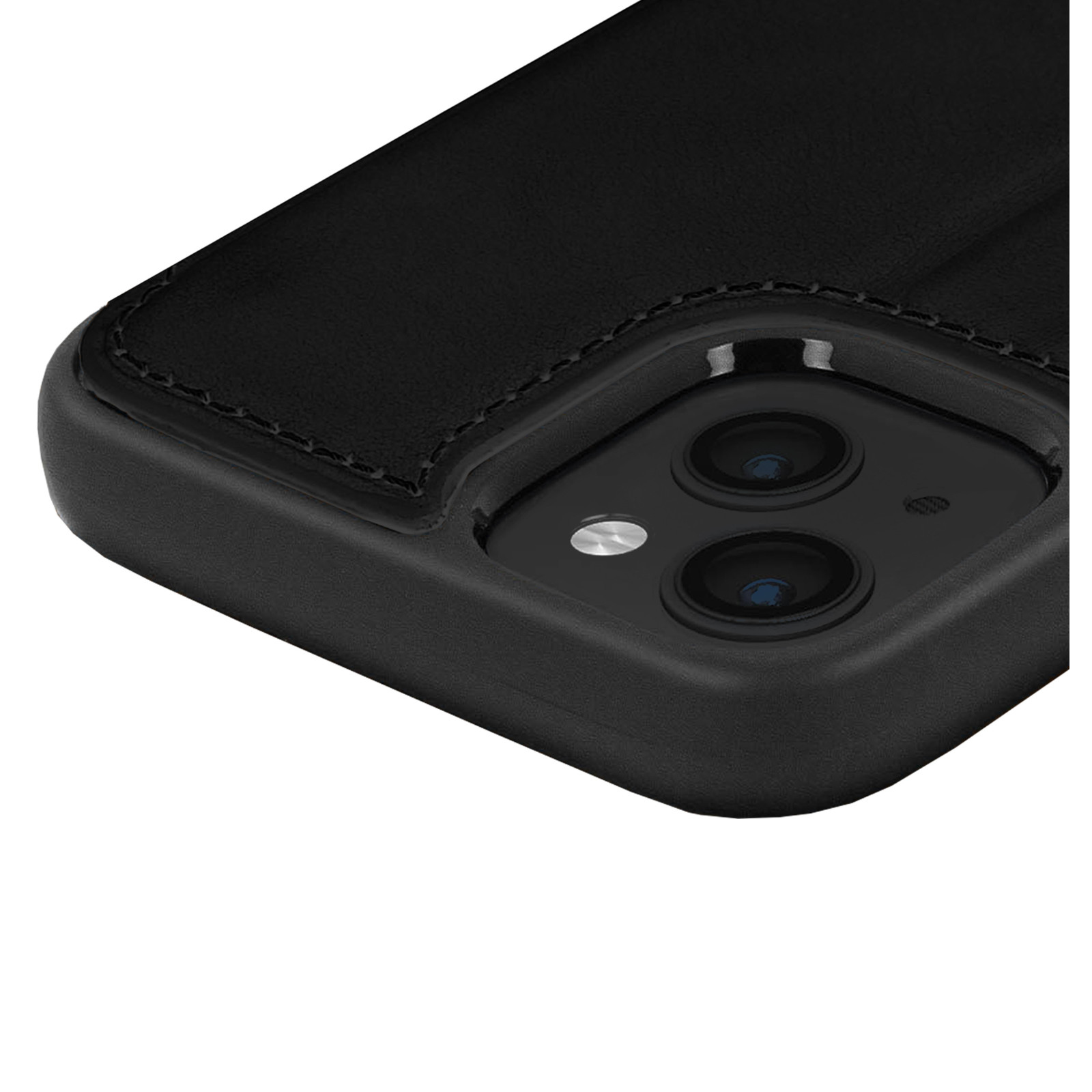 Primo piano di una custodia per telefono nera con ritagli per fotocamera. Sfondo bianco.