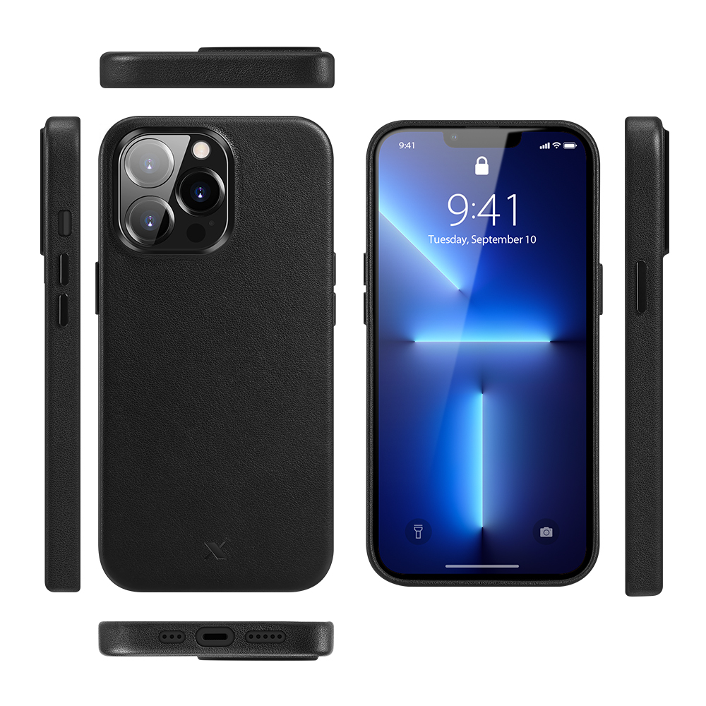 iPhone nero con tre fotocamere e custodia nera accanto. Sfondo bianco.