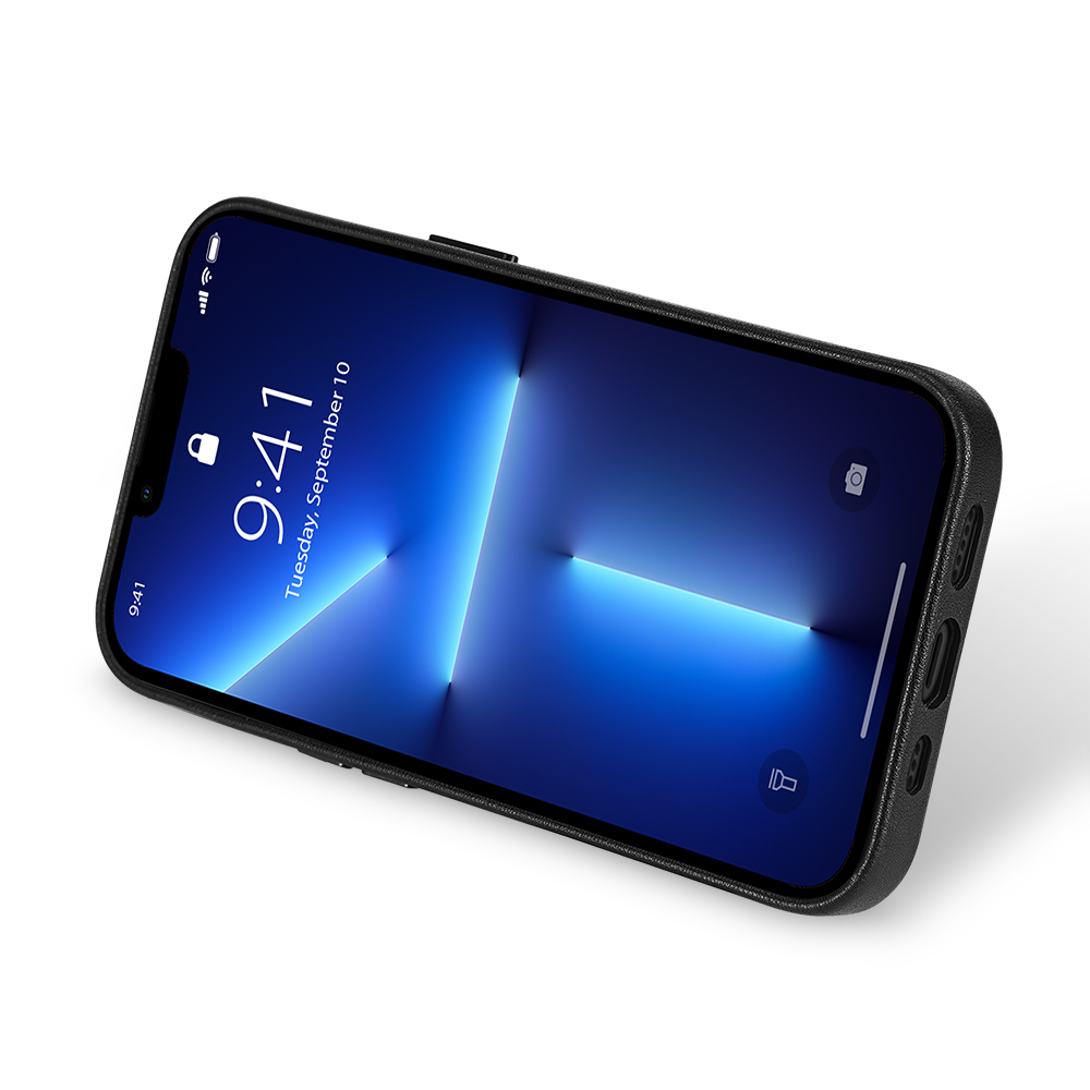 Un iPhone nero con una custodia in pelle nera che mostra l'ora e la data, appoggiato su uno sfondo bianco.