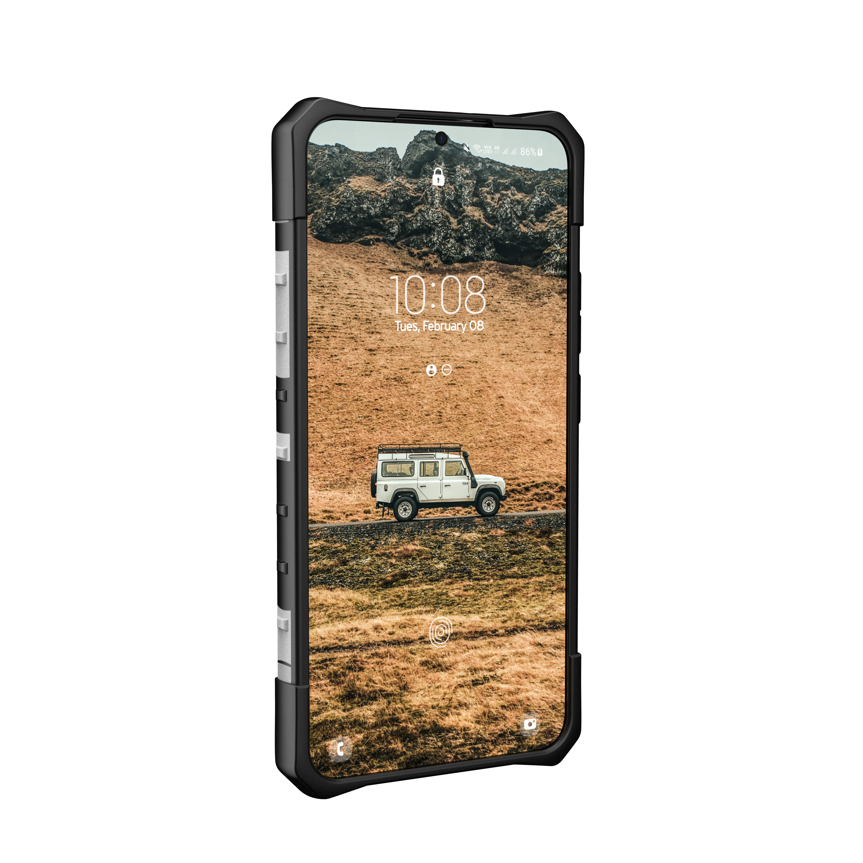Smartphone in einer Schutzhülle, zeigt eine Landschaft mit einem Auto auf dem Bildschirm.