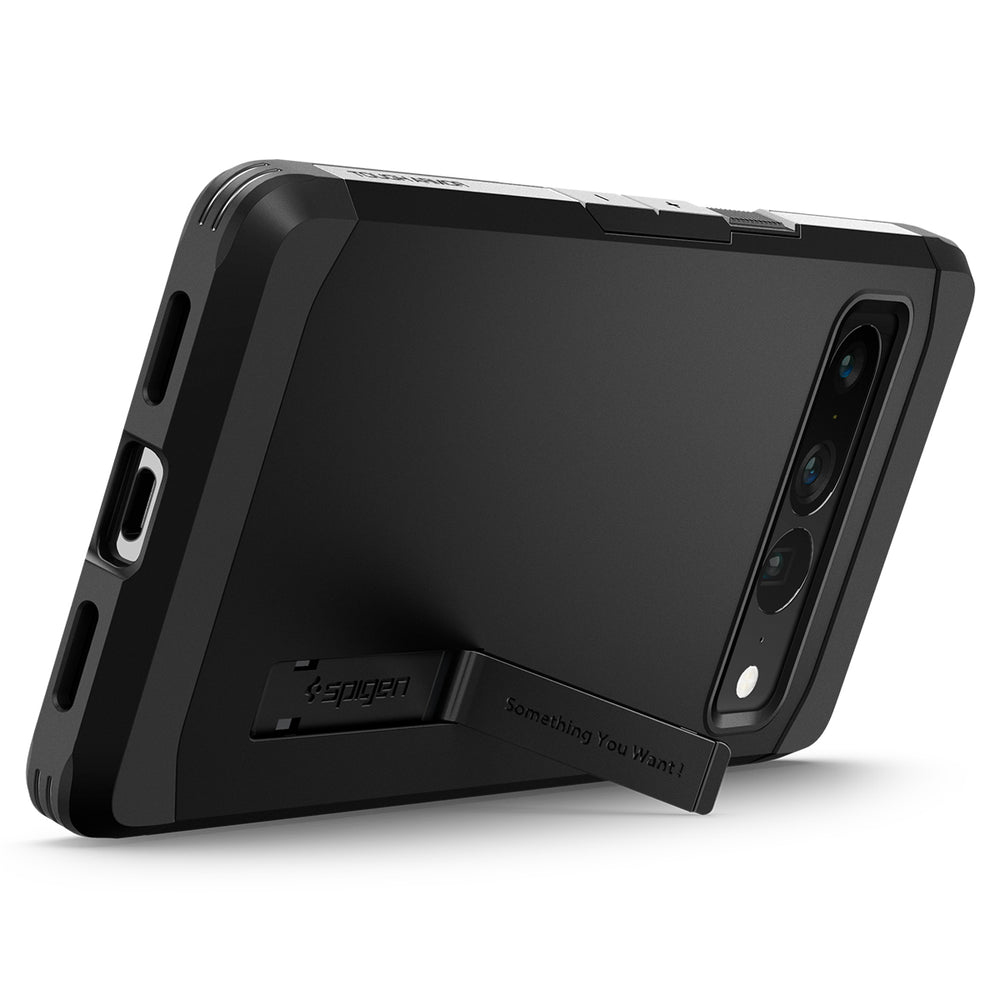 Custodia nera per telefono con supporto. Il telefono è angolato. Logo Spigen. Sfondo bianco.