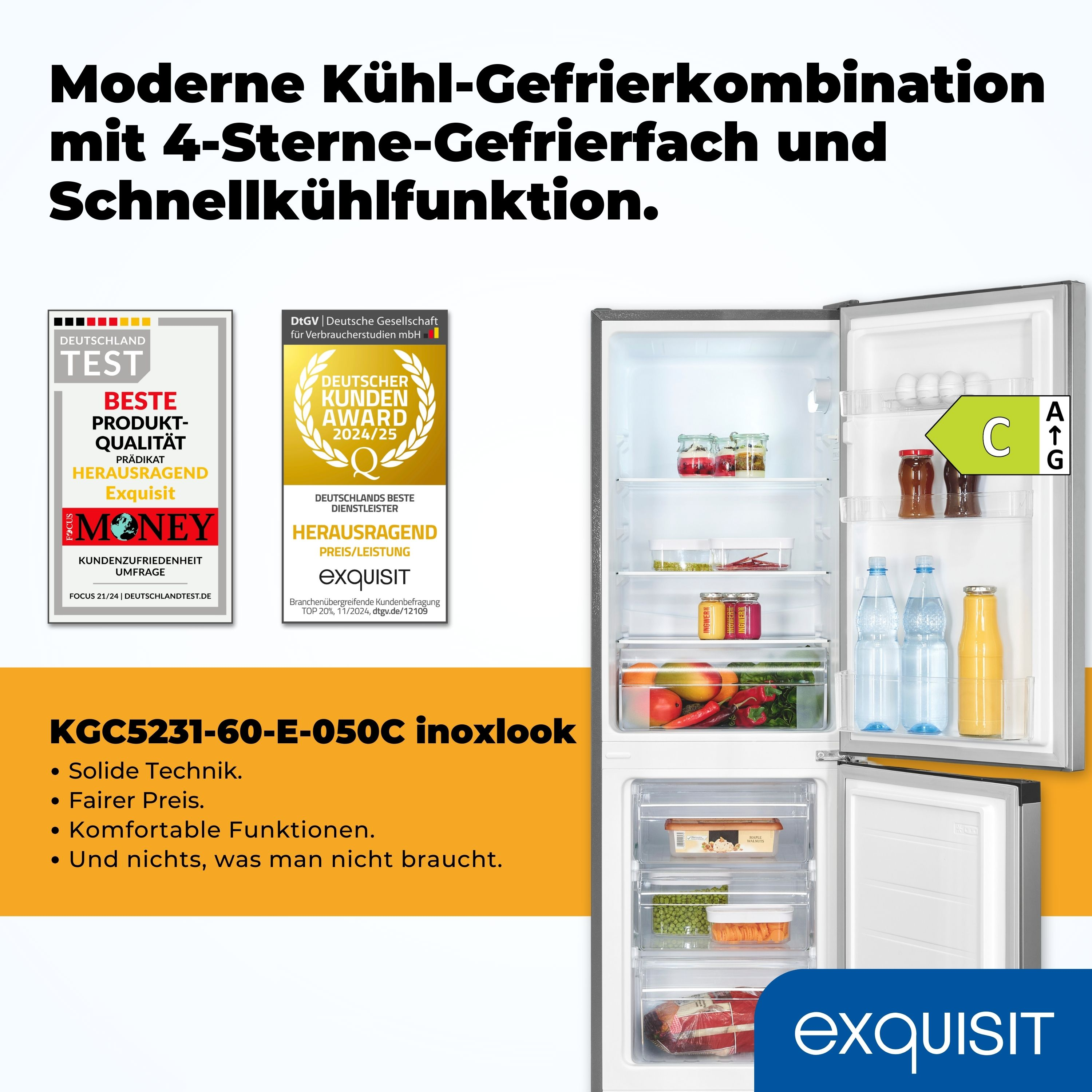 Ein Kühlschrank mit offener Tür, zeigt Regale mit Lebensmitteln und das Energielabel.