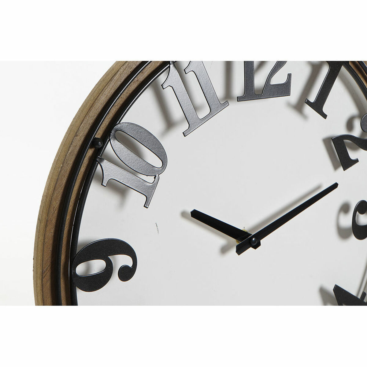 Quadrante dell'orologio con grandi numeri e lancette nere, bordo in legno su sfondo bianco.