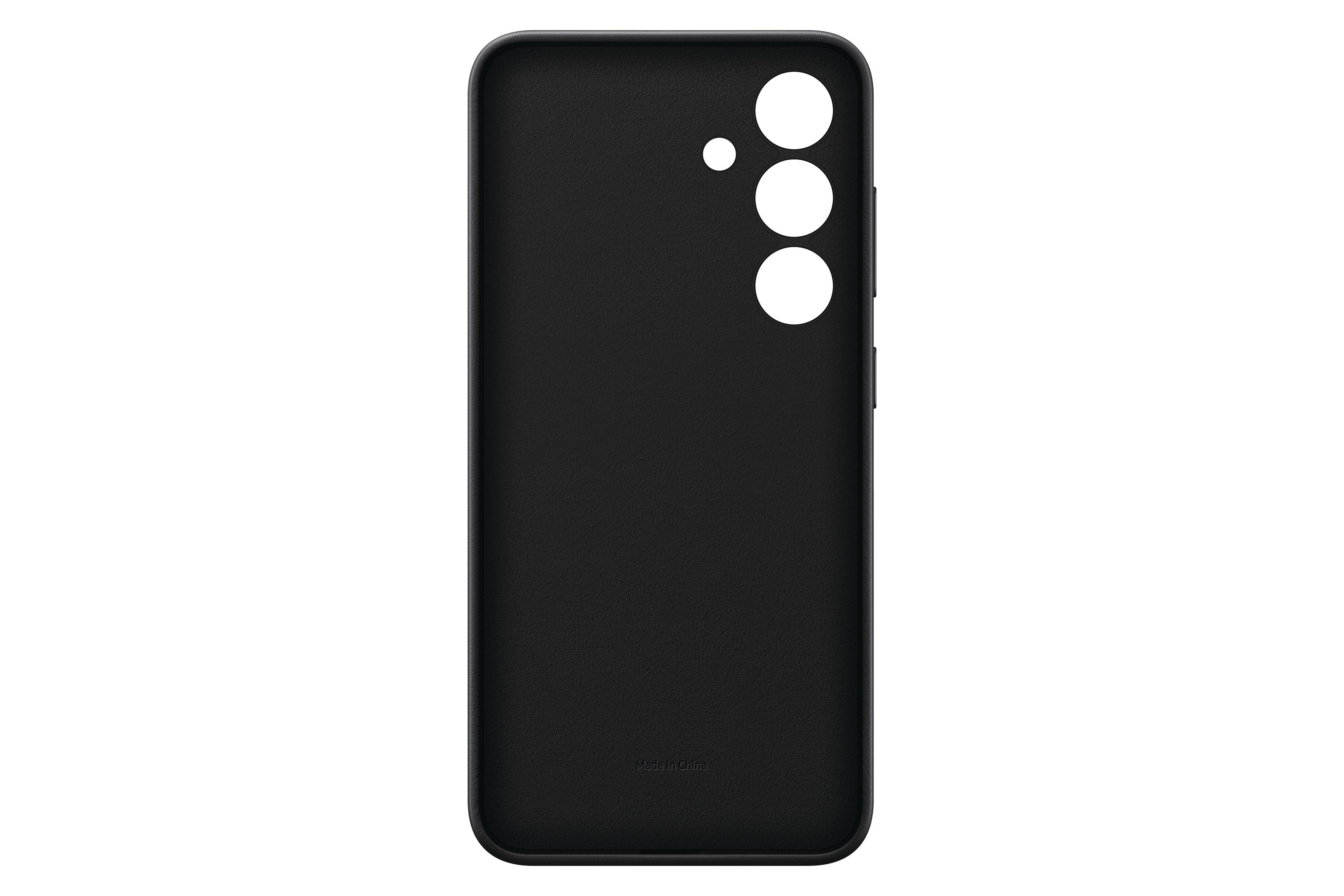 Funda negra para teléfono con tres orificios de cámara y botones laterales. Texto Made in China.
