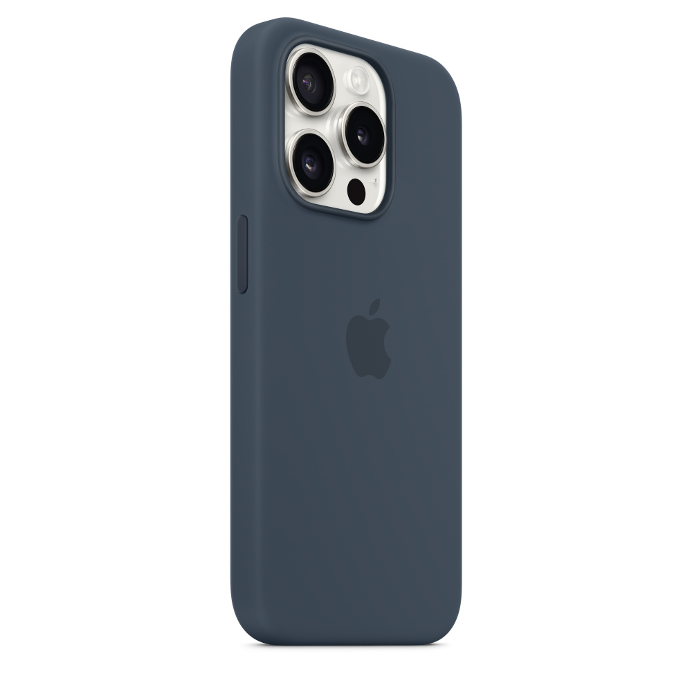 Dunkelblaue Handyhülle mit drei Kameras und Apple Logo, schräge Ansicht auf weißem Hintergrund.