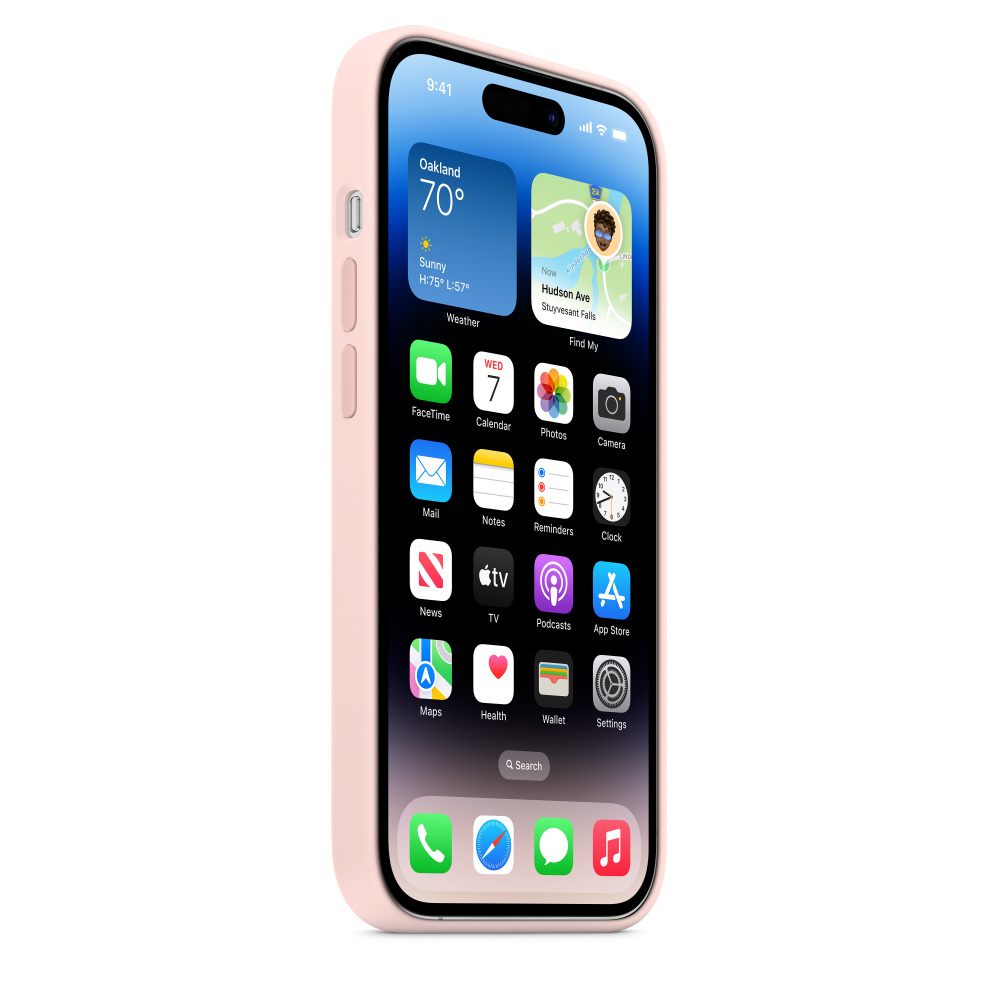 Een iPhone met een roze hoes, met het startscherm met app-iconen en de tijd.