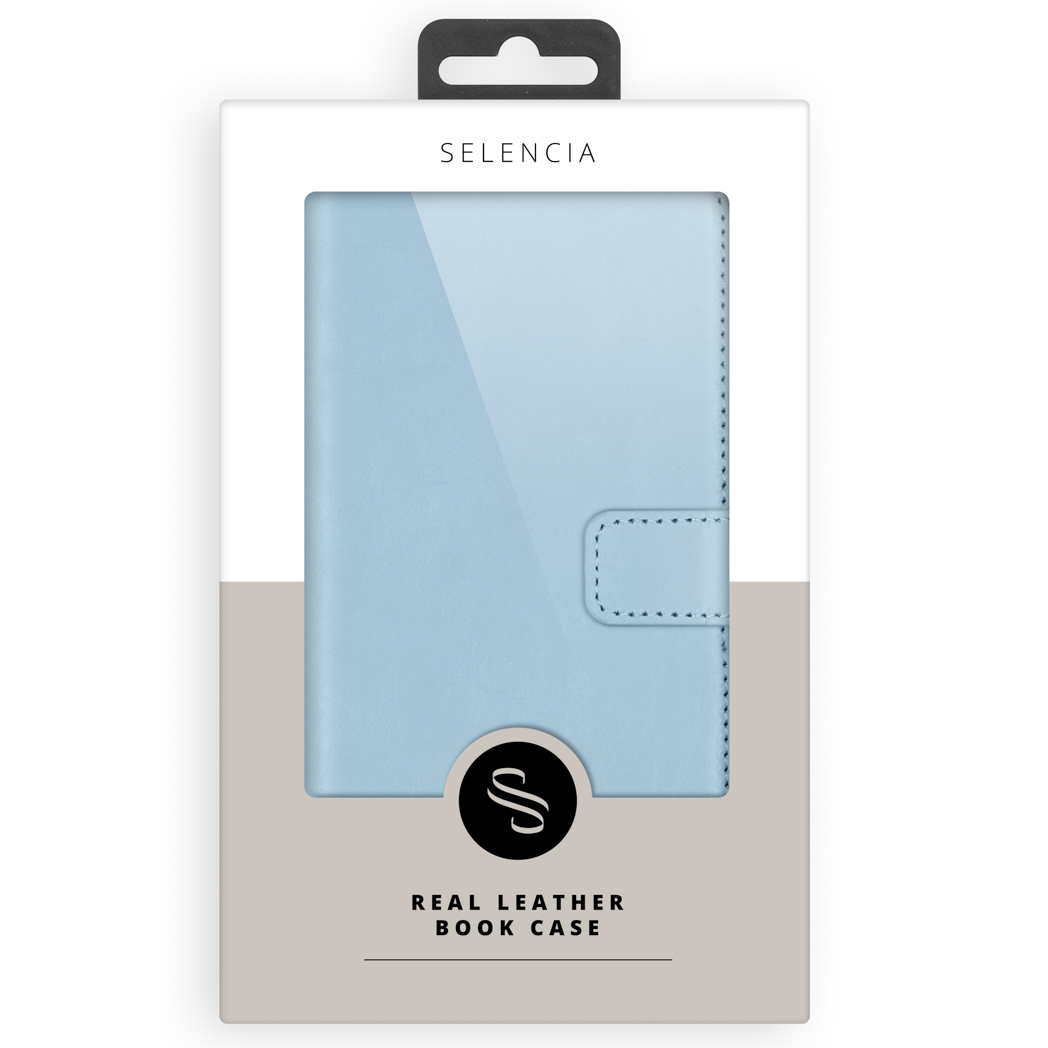 Eine blaue Leder-Buchhülle mit Klappe, in einer weiß-beigen Box, mit dem Markennamen darauf.