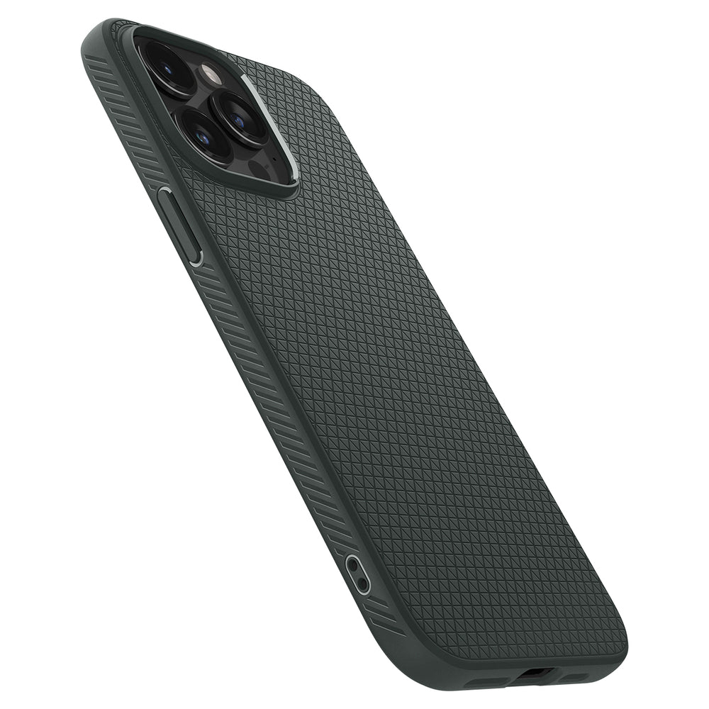Custodia nera con motivo a diamante. Il telefono ha tre fotocamere.