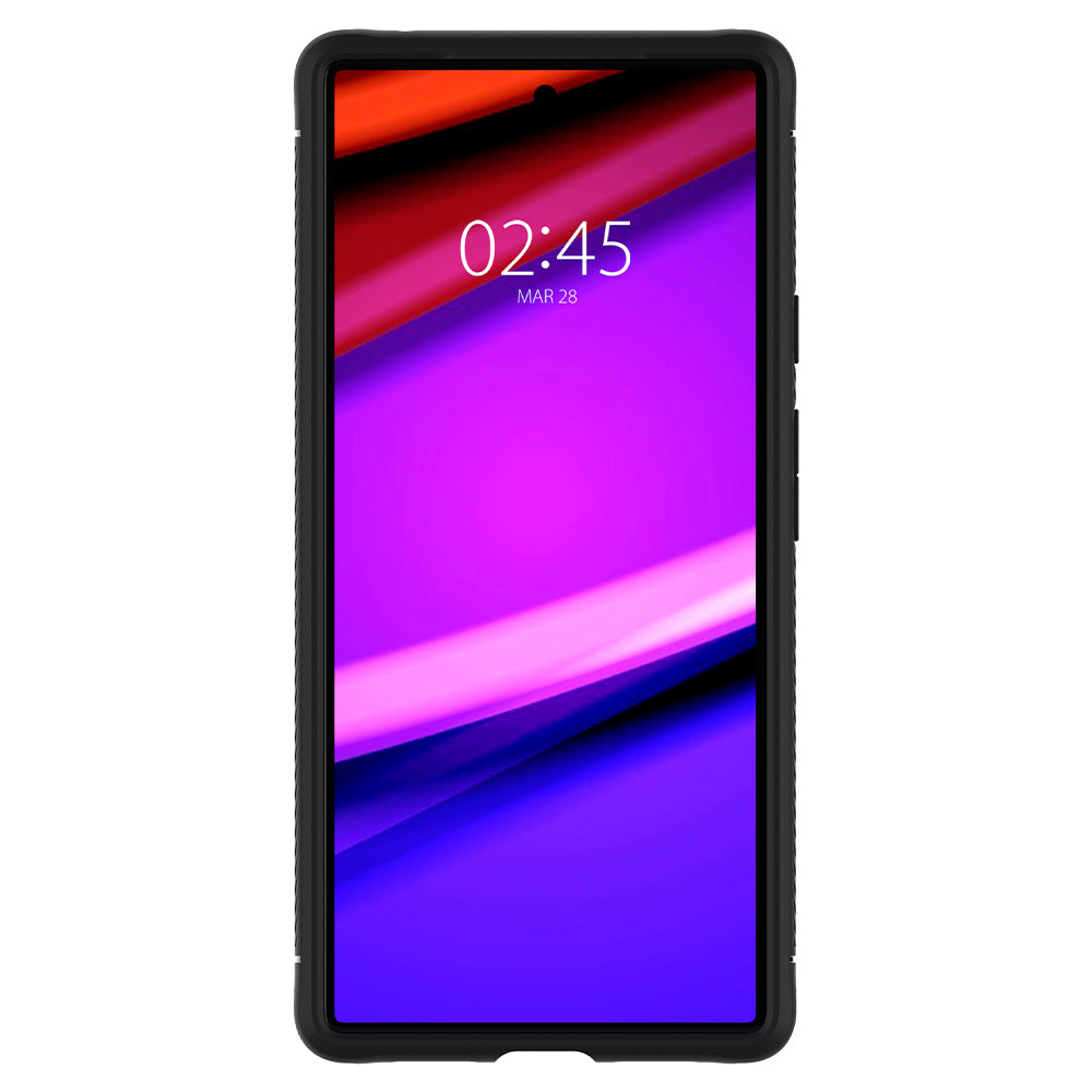 Uno smartphone con custodia nera, che mostra una schermata di blocco con ora e data e uno sfondo viola e rosso.