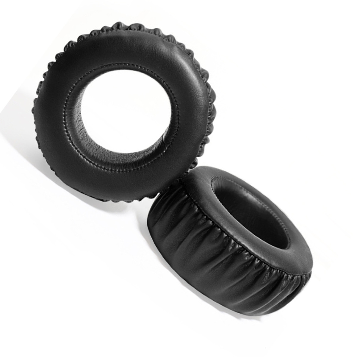 Due cuscinetti auricolari neri e circolari. Sono spessi e hanno un bordo strutturato.