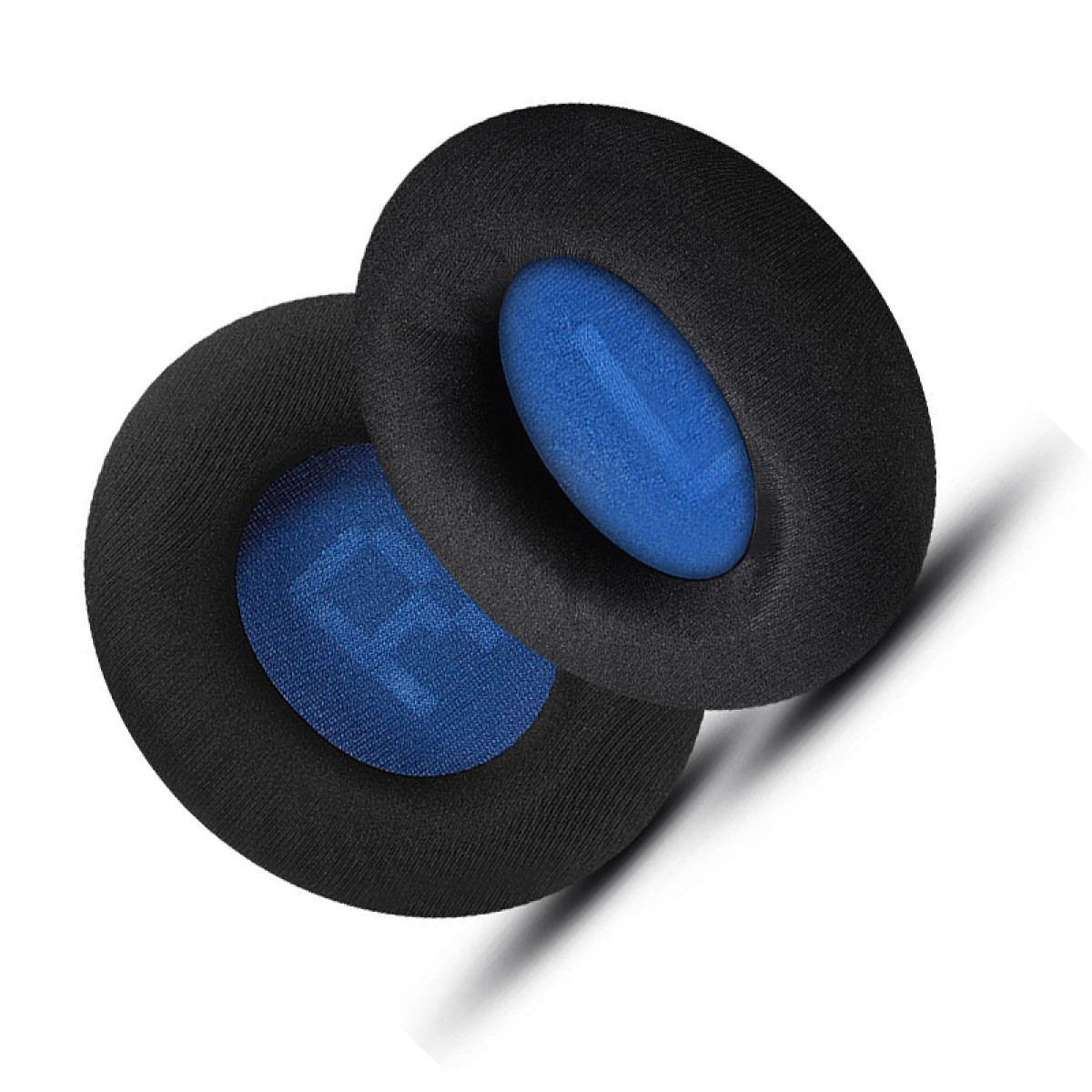 Due cuscinetti auricolari neri con tessuto interno blu.
