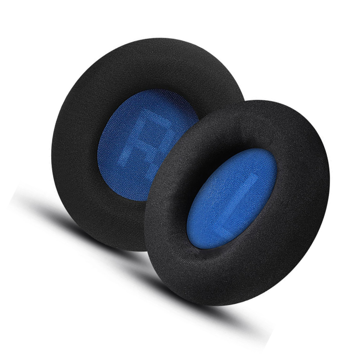 Due cuscinetti auricolari neri e blu. Esterno nero con interno blu. Sfondo bianco.