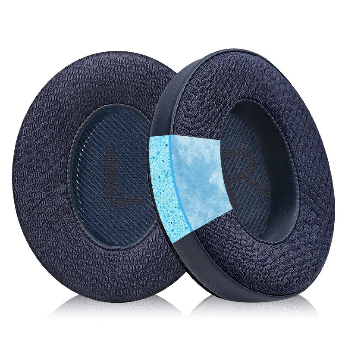 Due cuscinetti auricolari blu navy. Uno è tagliato per mostrare l'interno blu spugnoso.