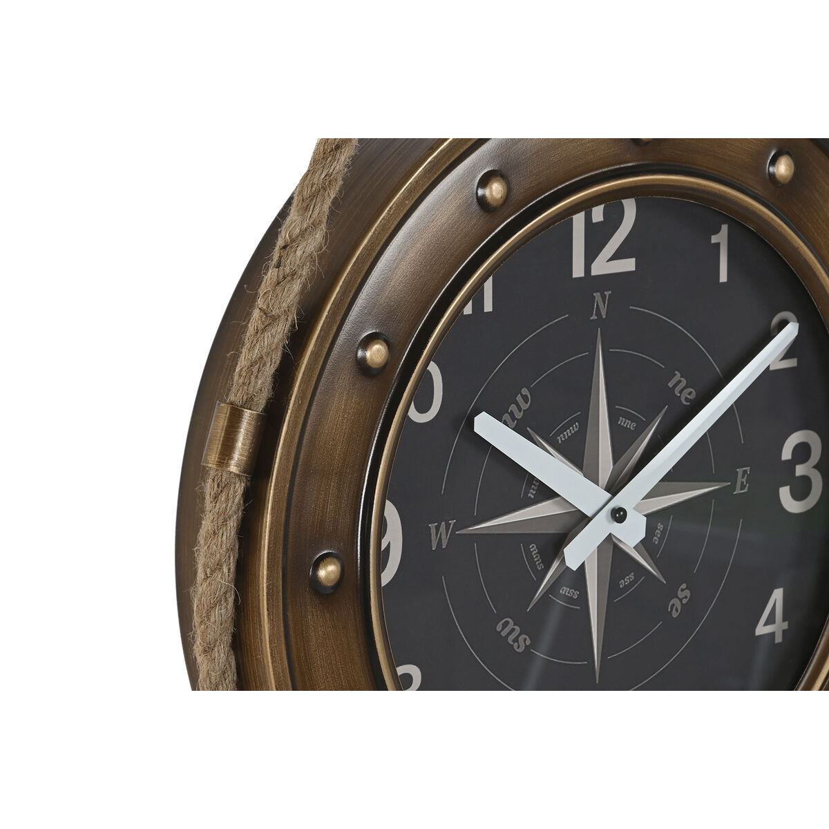 Primo piano di un orologio con design rosa dei venti, dettaglio corda e cornice color bronzo.