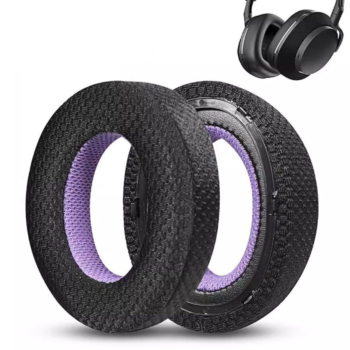 Due cuscinetti auricolari neri con interno viola. Sfondo bianco.