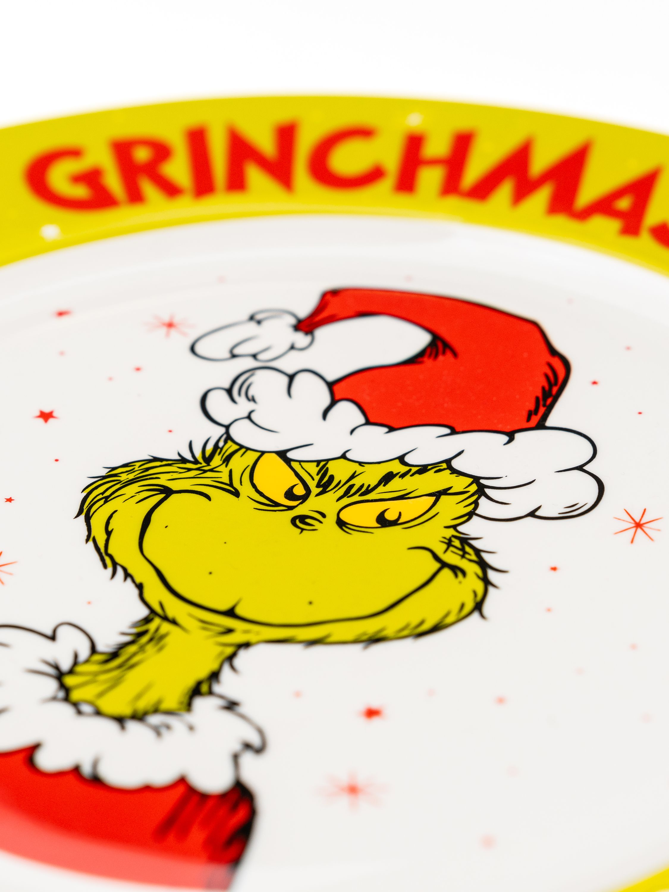 Grinch-Teller-Nahaufnahme mit dem Gesicht der Figur und einem Weihnachtshut.