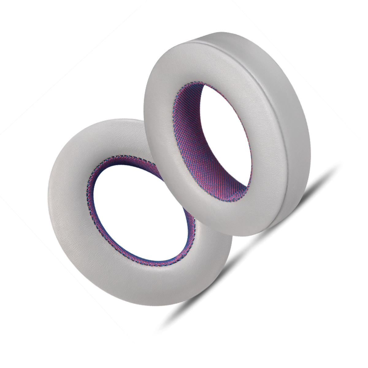 Due cuscinetti auricolari grigio chiaro con un interno in rete rosa e viola su una superficie bianca.