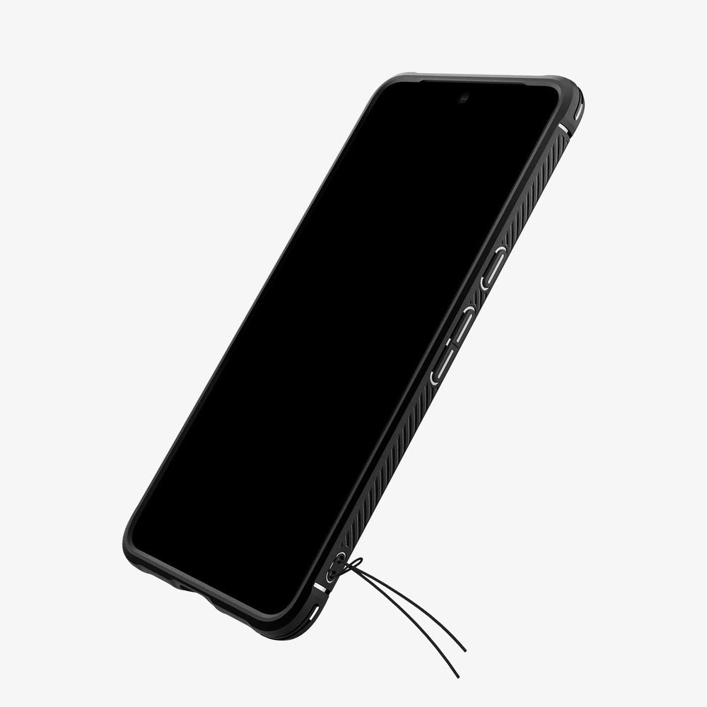 Un telefono nero in una custodia nera. Il telefono ha un grande schermo nero.