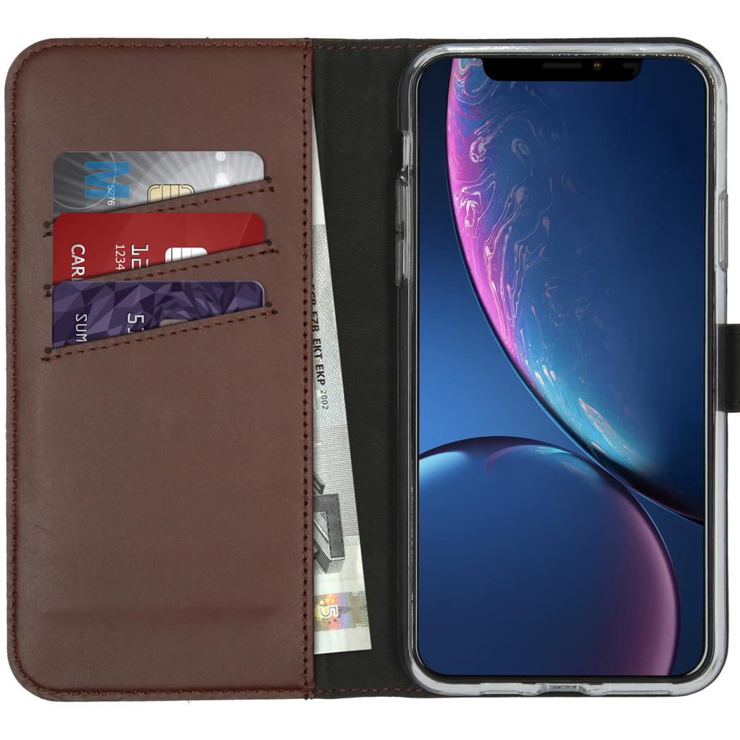 Telefoon in een bruine portemonneehoes, met kaarten en geld zichtbaar binnenin.