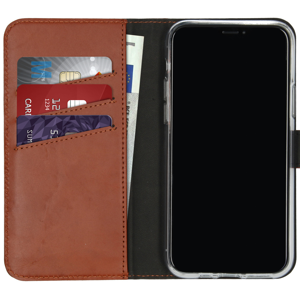 Étui de téléphone en cuir marron avec trois fentes pour cartes et une poche à argent. Un téléphone est à l'intérieur.