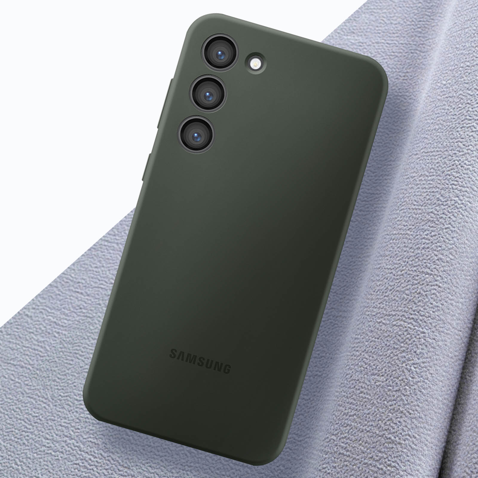 Ein dunkelgrünes Telefon mit drei Kameralinsen und dem Samsung-Logo, auf einem grauen Tuch.