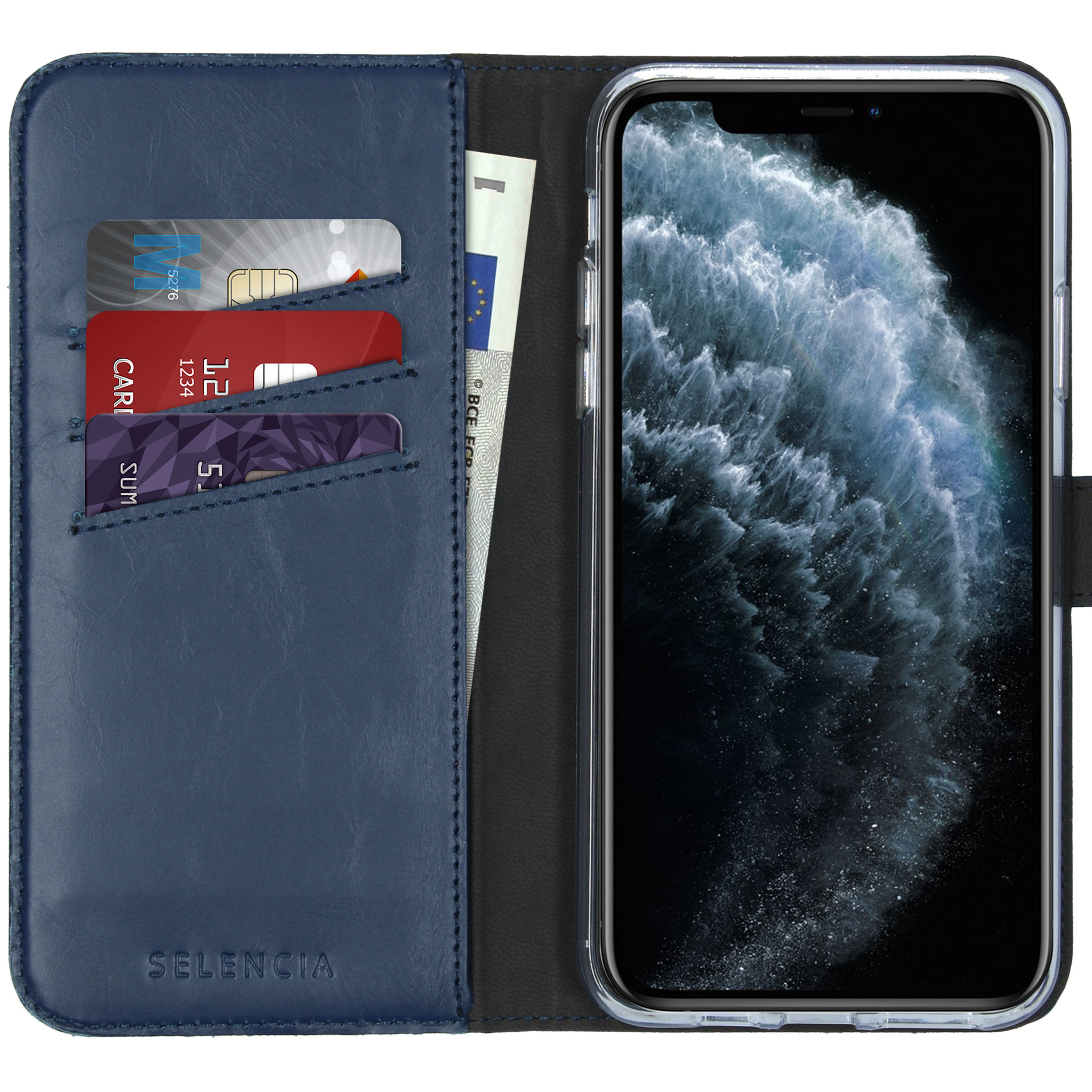 Geopende blauwe leren telefoonhoes met creditcards en geld, met een telefoon erin.