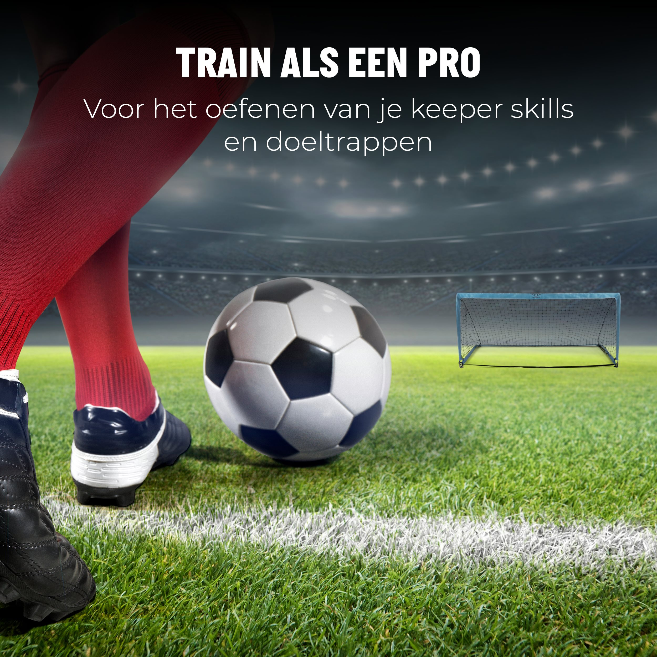 Voetballer schopt bal, voetbaldoel in achtergrond, groen veld.