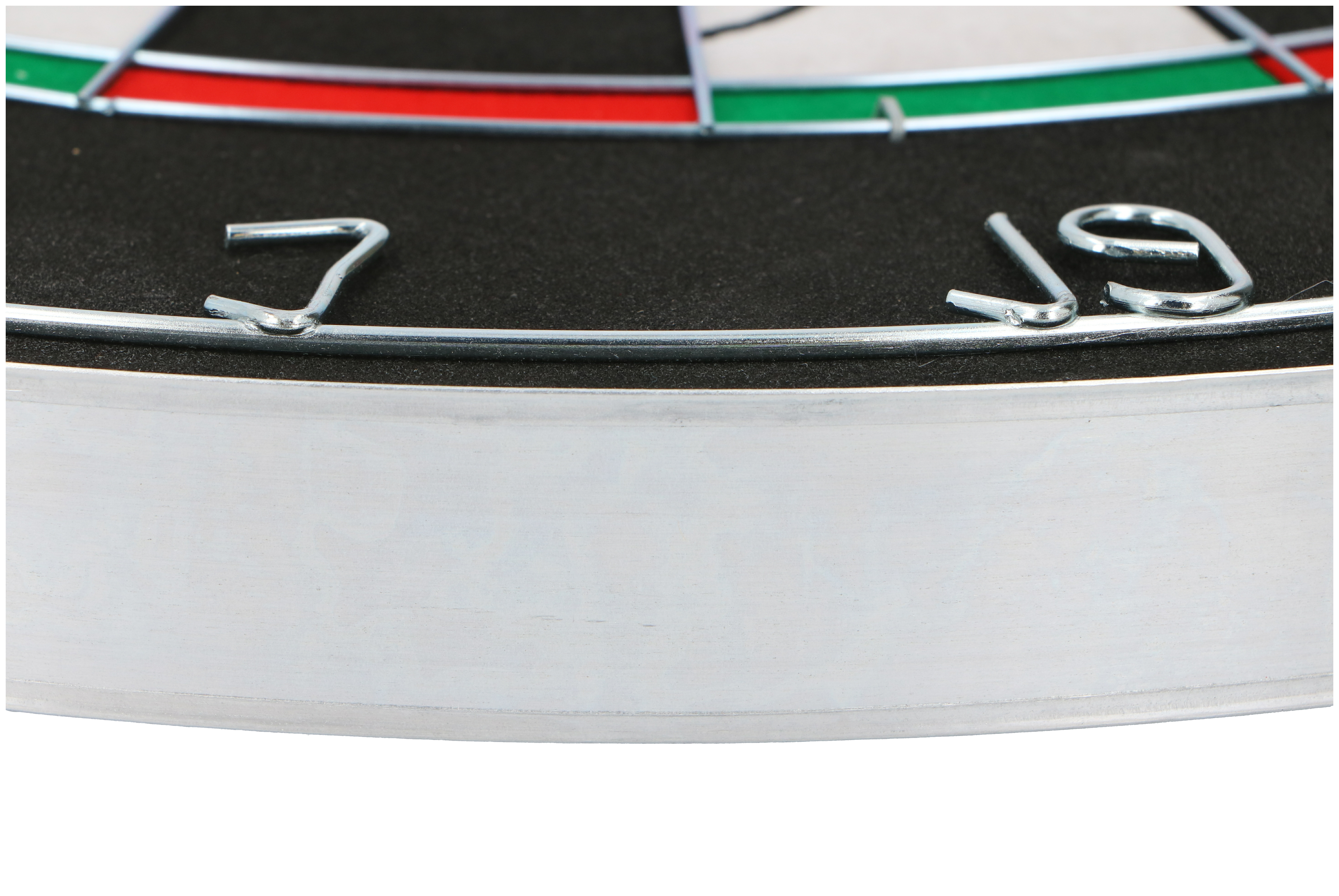 Close-up van een dartbord. Zichtbare secties met nummers, rood, groen en zwart. Zilver metaal rond het bord.
