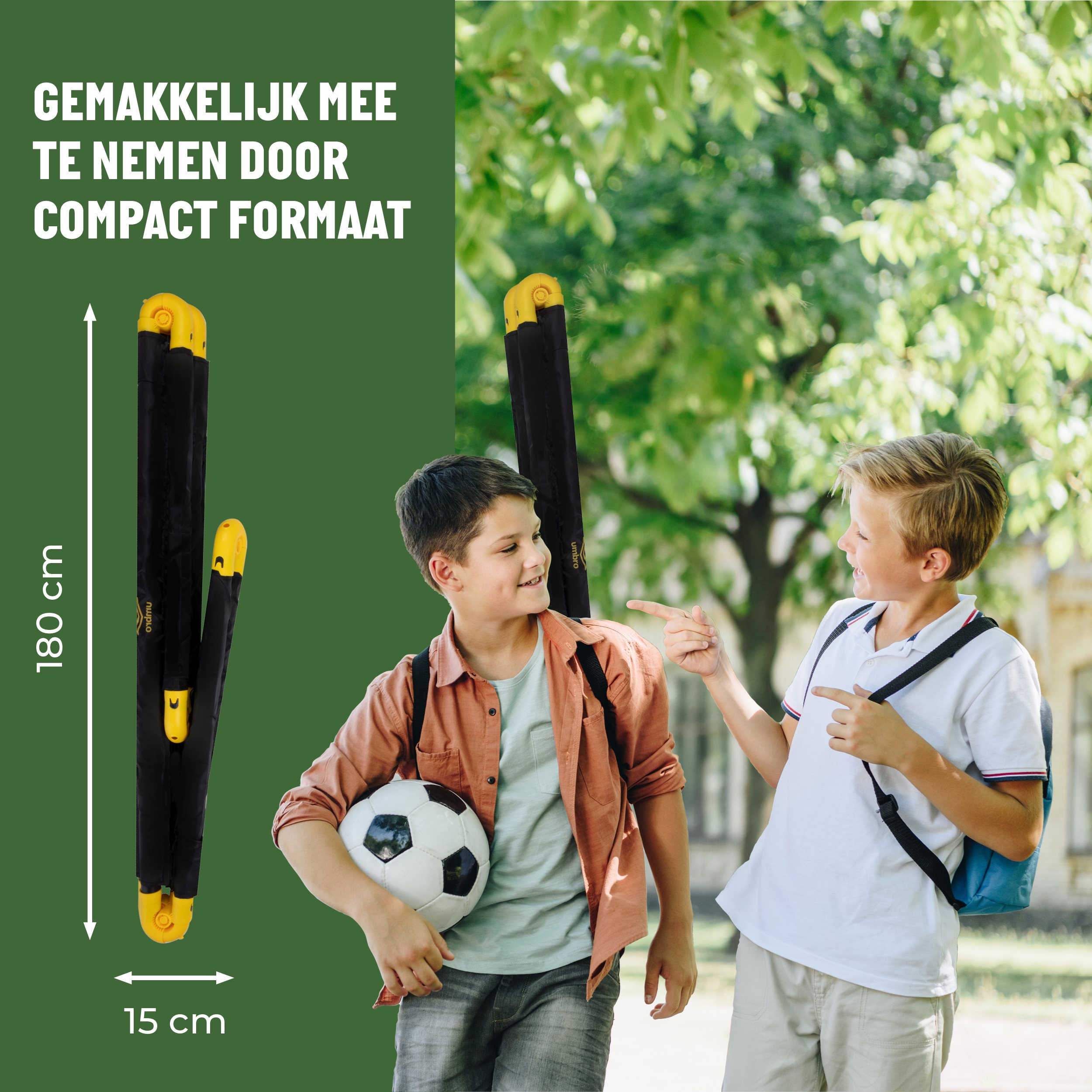 Deux garçons avec un ballon de foot près d'un but plié, avec les dimensions affichées, en extérieur.