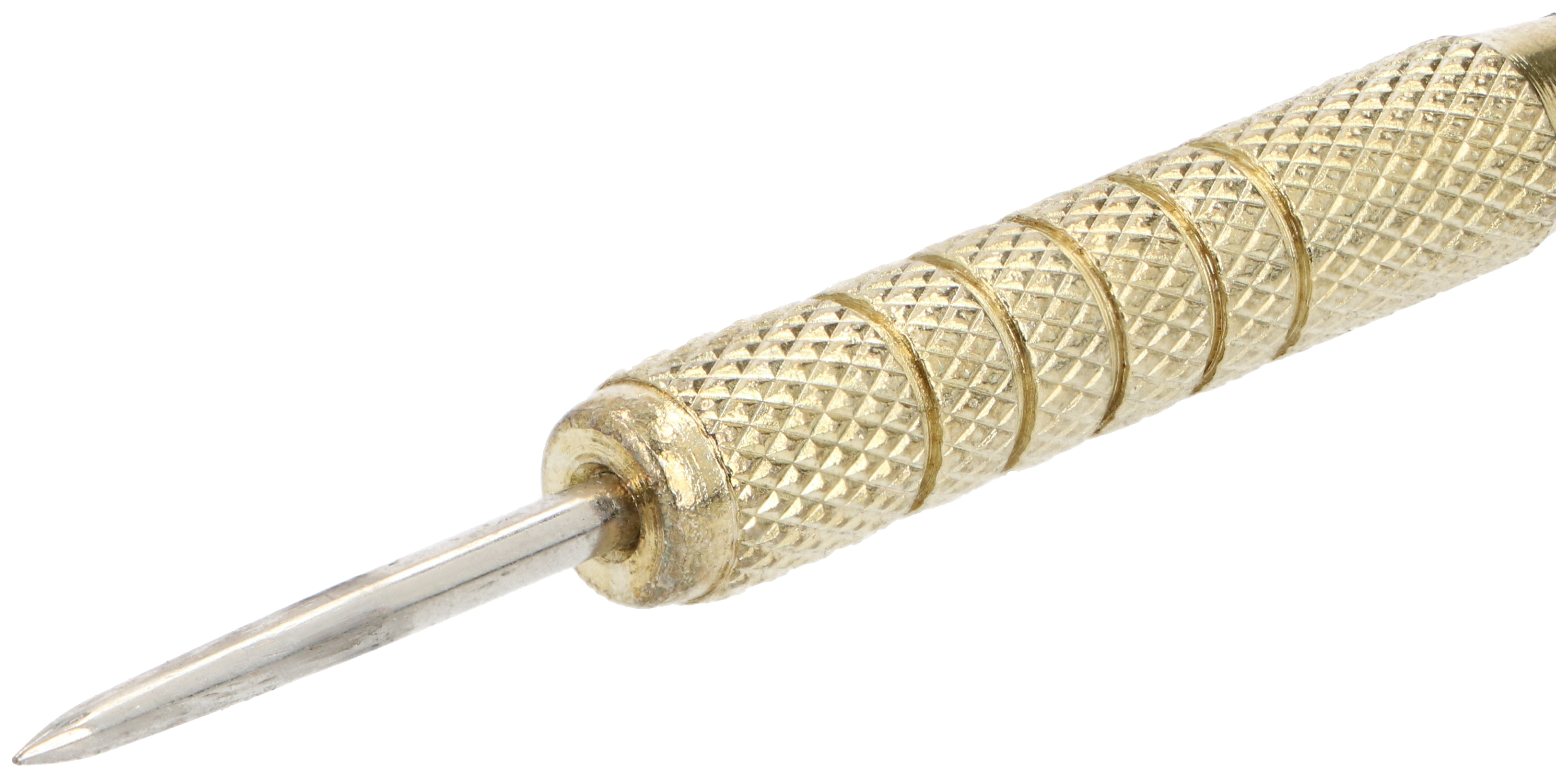 Close-up van een gouden dartpijl met een zilveren punt. De pijl heeft een getextureerde grip.