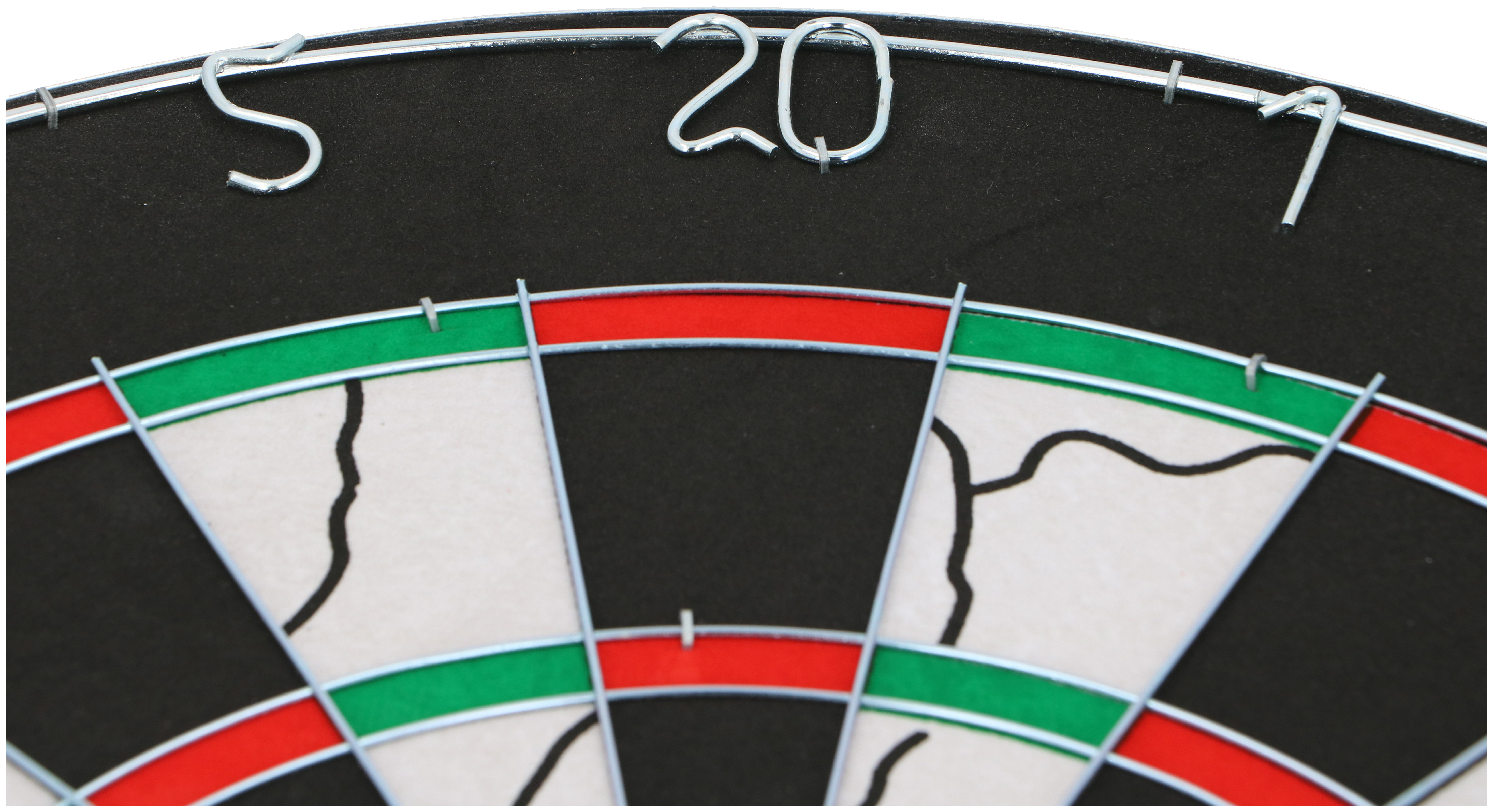 Close-up van een dartbord. Het bord is zwart met witte en rode secties en nummers.