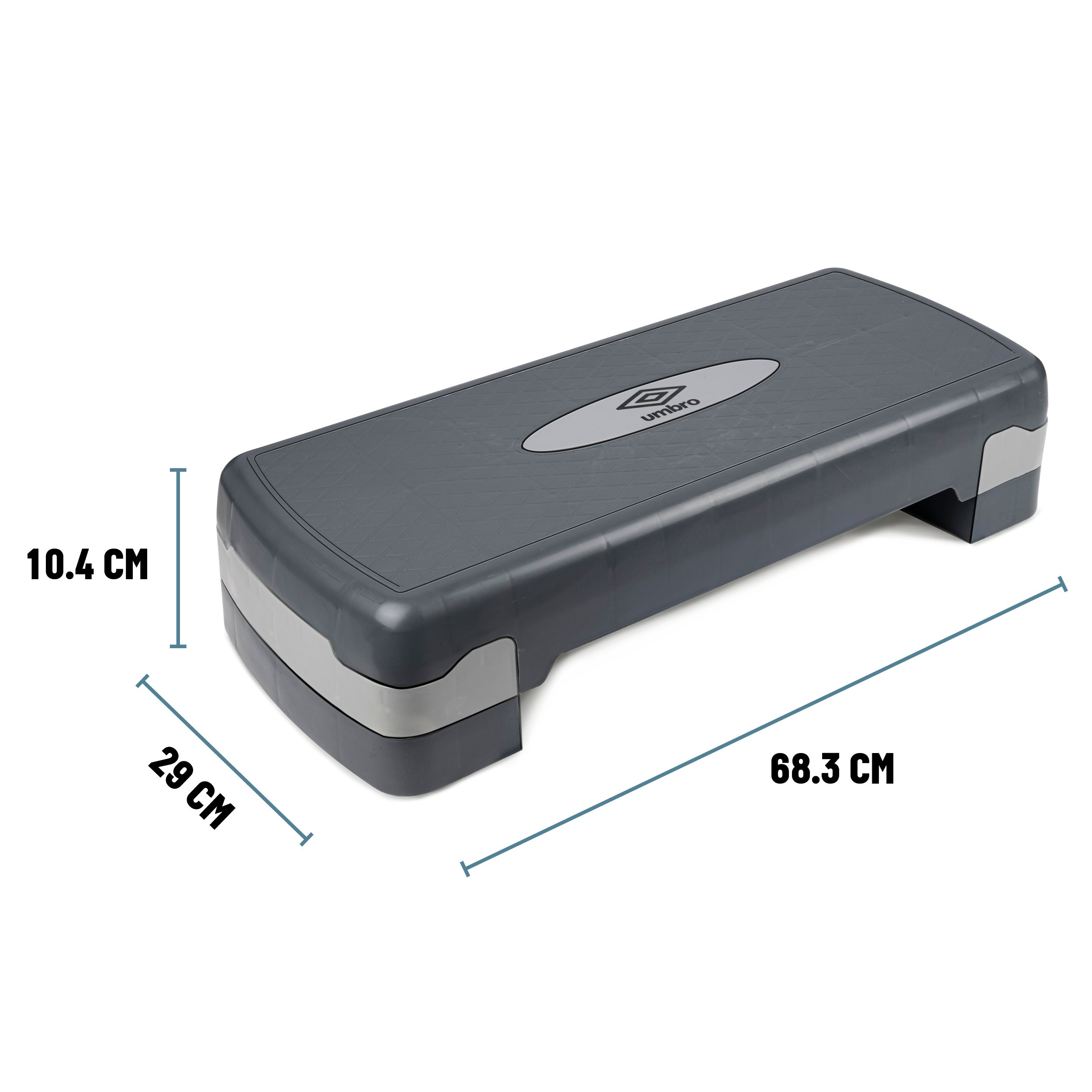 Une plateforme de step grise avec des dimensions en centimètres. Elle a un logo Umbro.