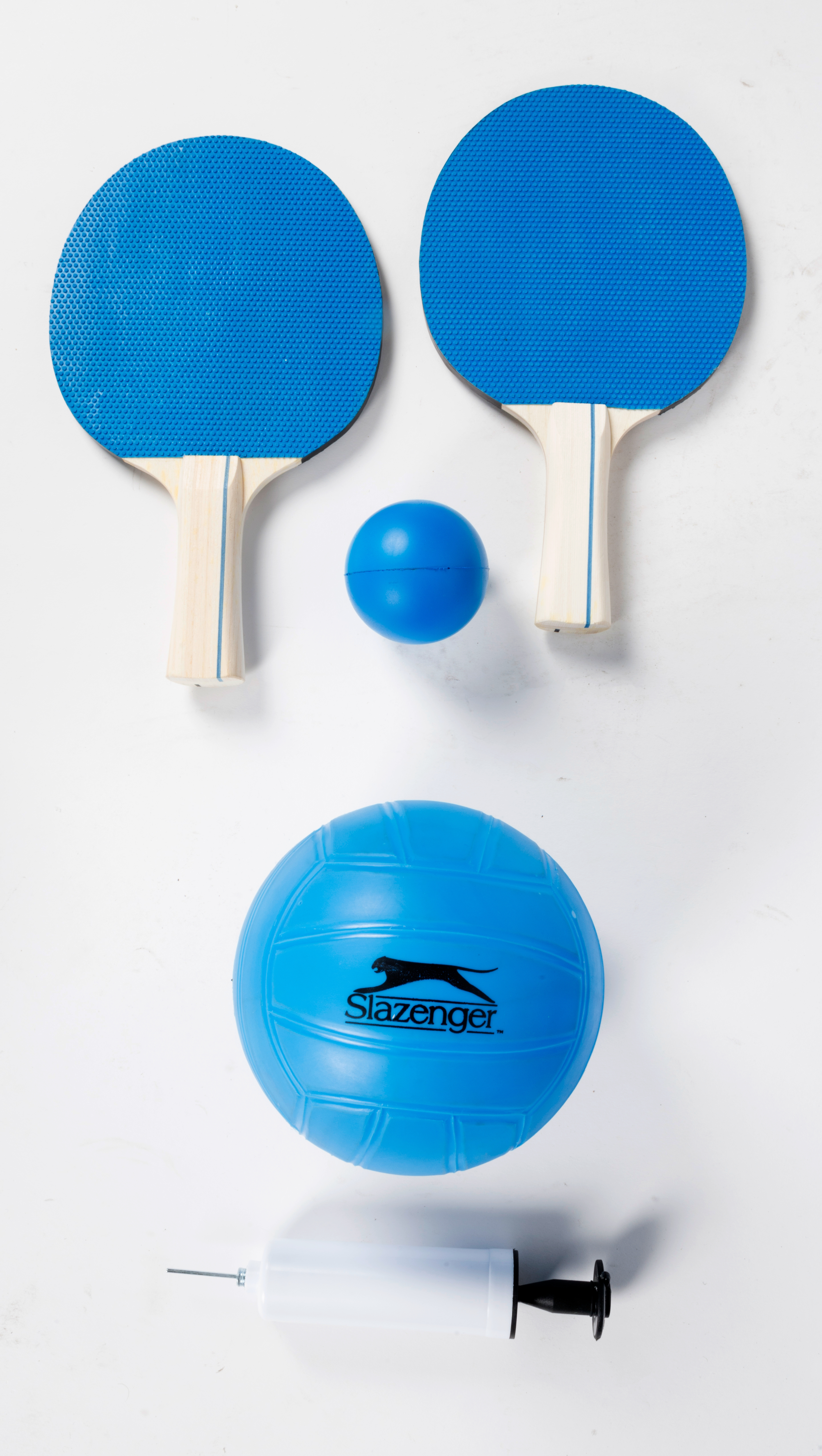 Twee blauwe pingpongbatjes, een blauwe bal, een blauwe volleybal en een pomp.