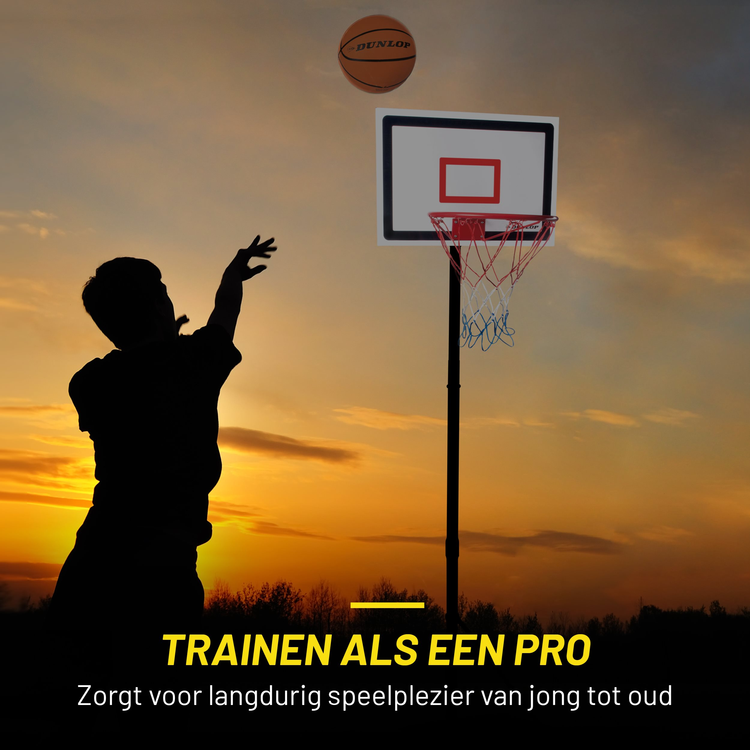 Een silhouet van een persoon die een basketbal naar een basket gooit bij zonsondergang.
