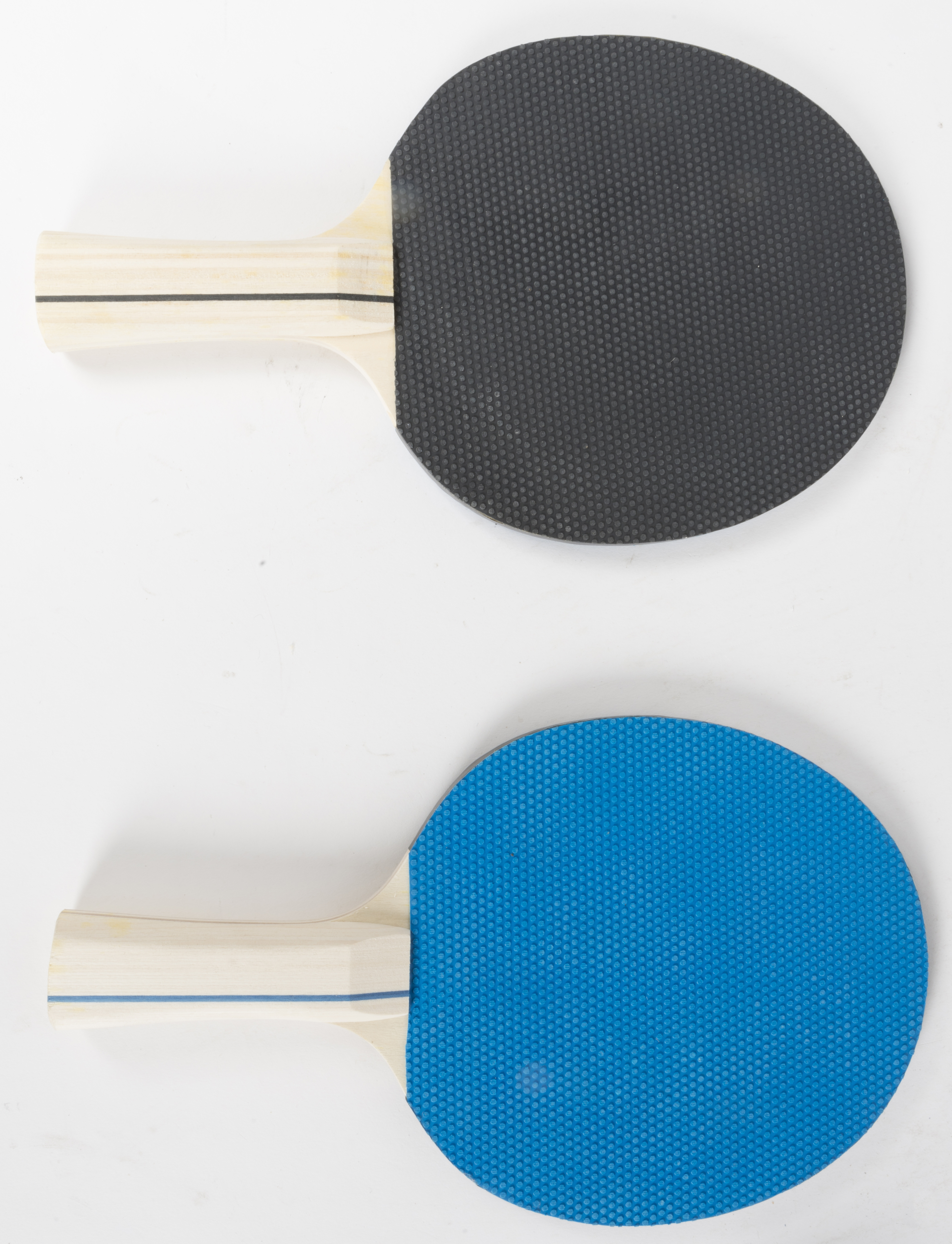 Twee pingpongbatjes, één zwart en één blauw, houten handvatten, witte achtergrond.