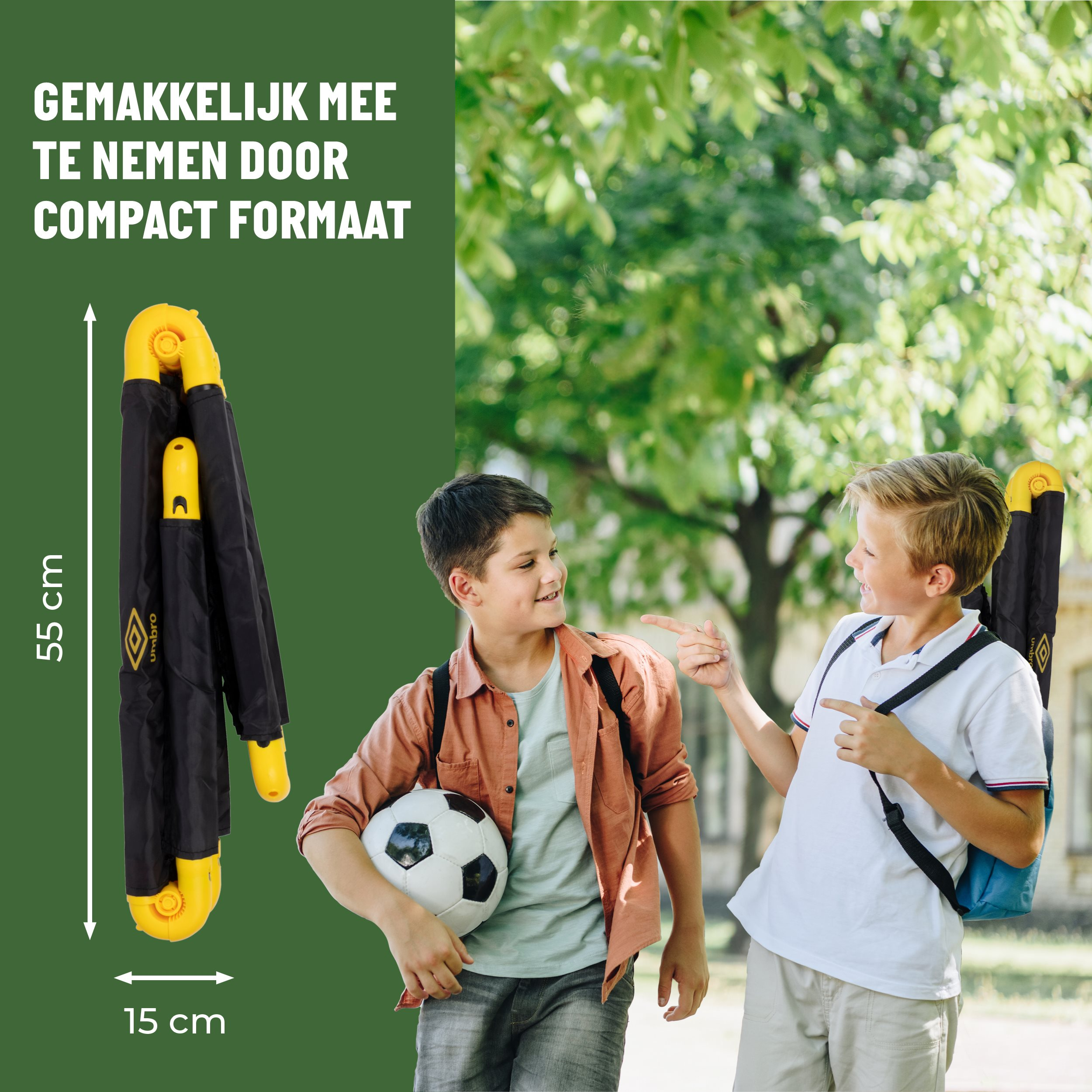 Zwei Jungen spielen Fußball. Einer hält einen Ball und der andere zeigt auf ein zusammengeklapptes Fussballtor.